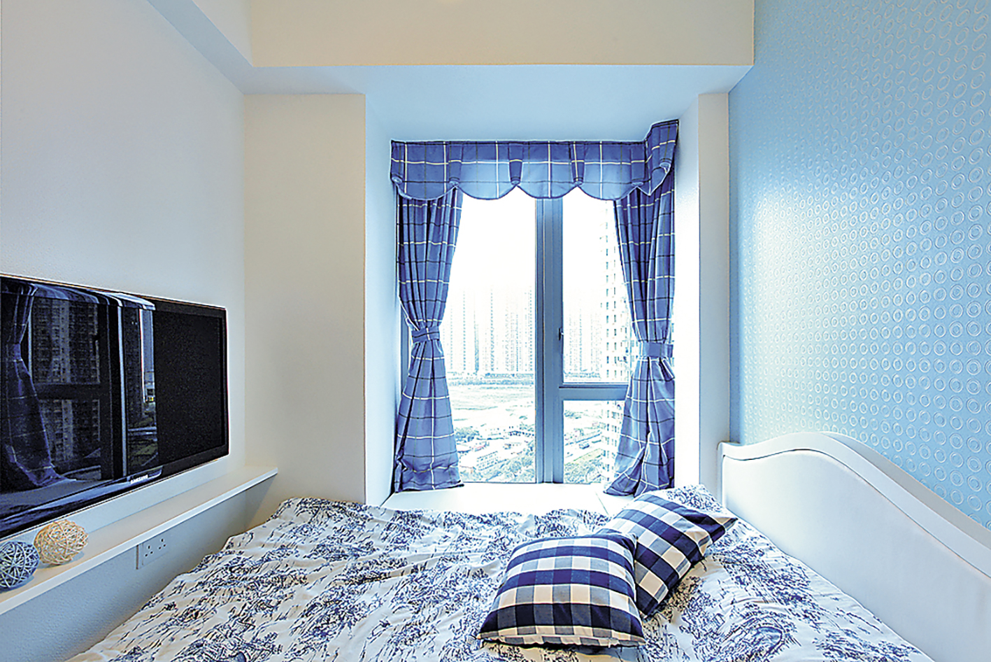 ■睡房貫徹藍白希臘風格。