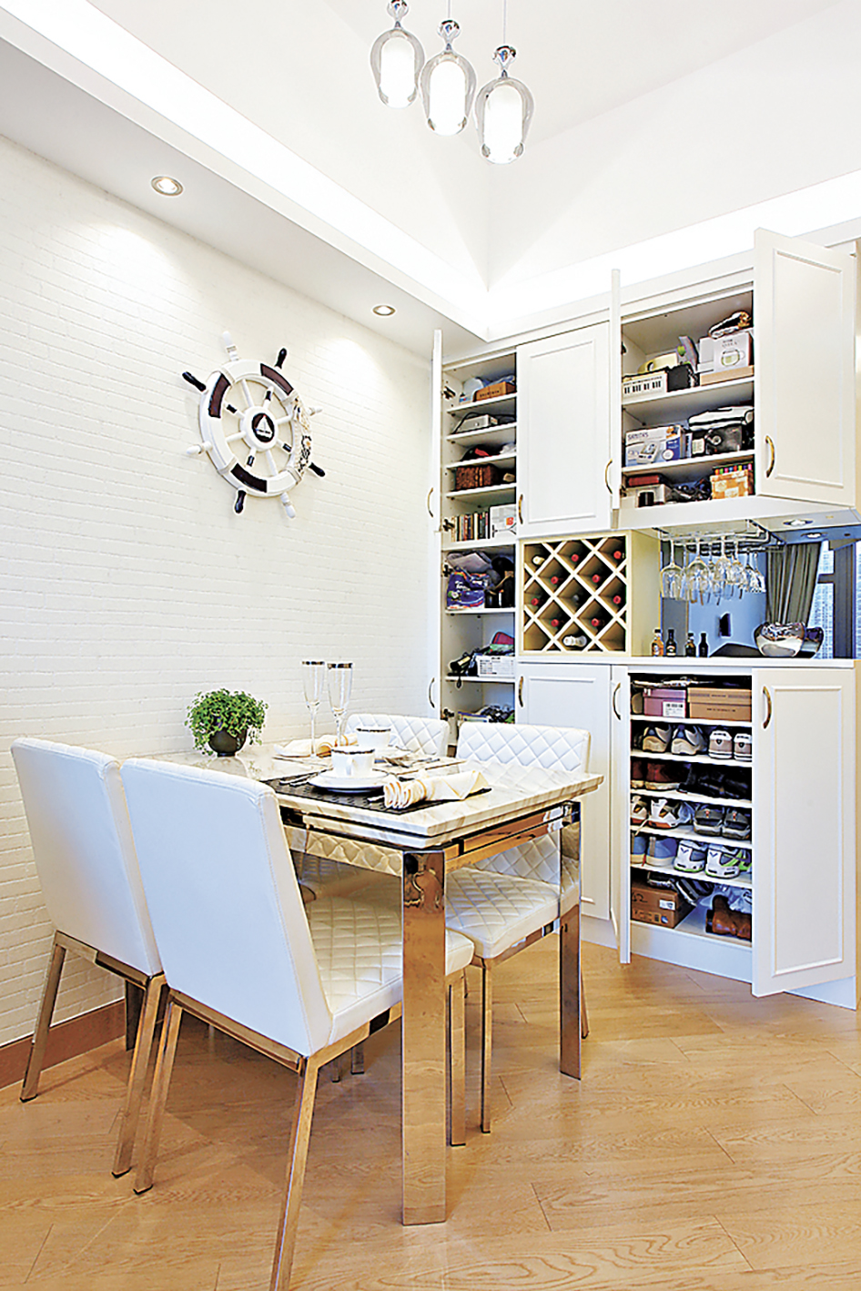 ■飯廳一角訂造的多用途收納櫃。