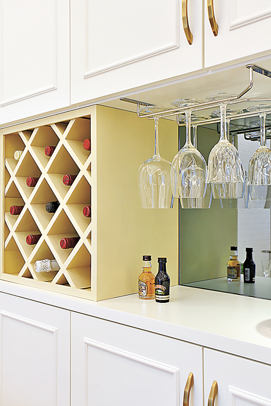 ■飯廳的儲物櫃設酒架收納紅酒與酒杯。