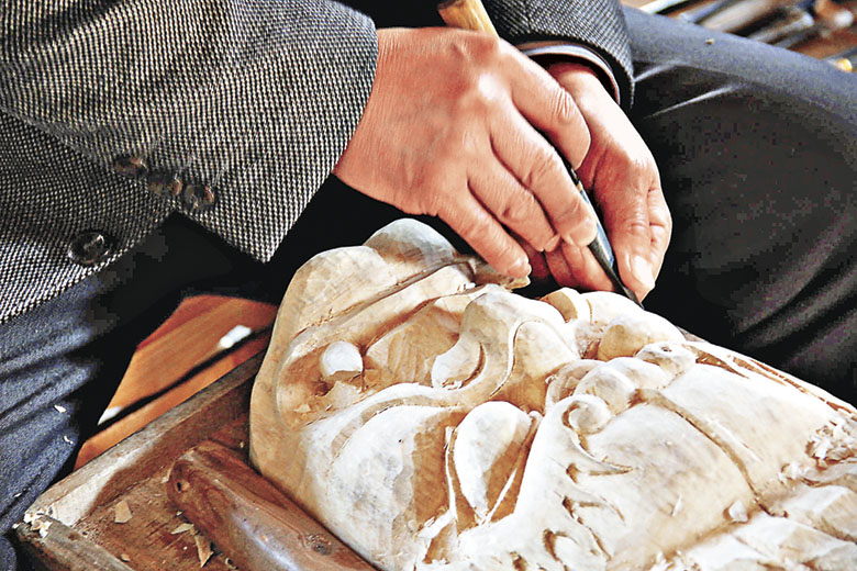 ■師傅正在製作萍鄉湘東儺面具。