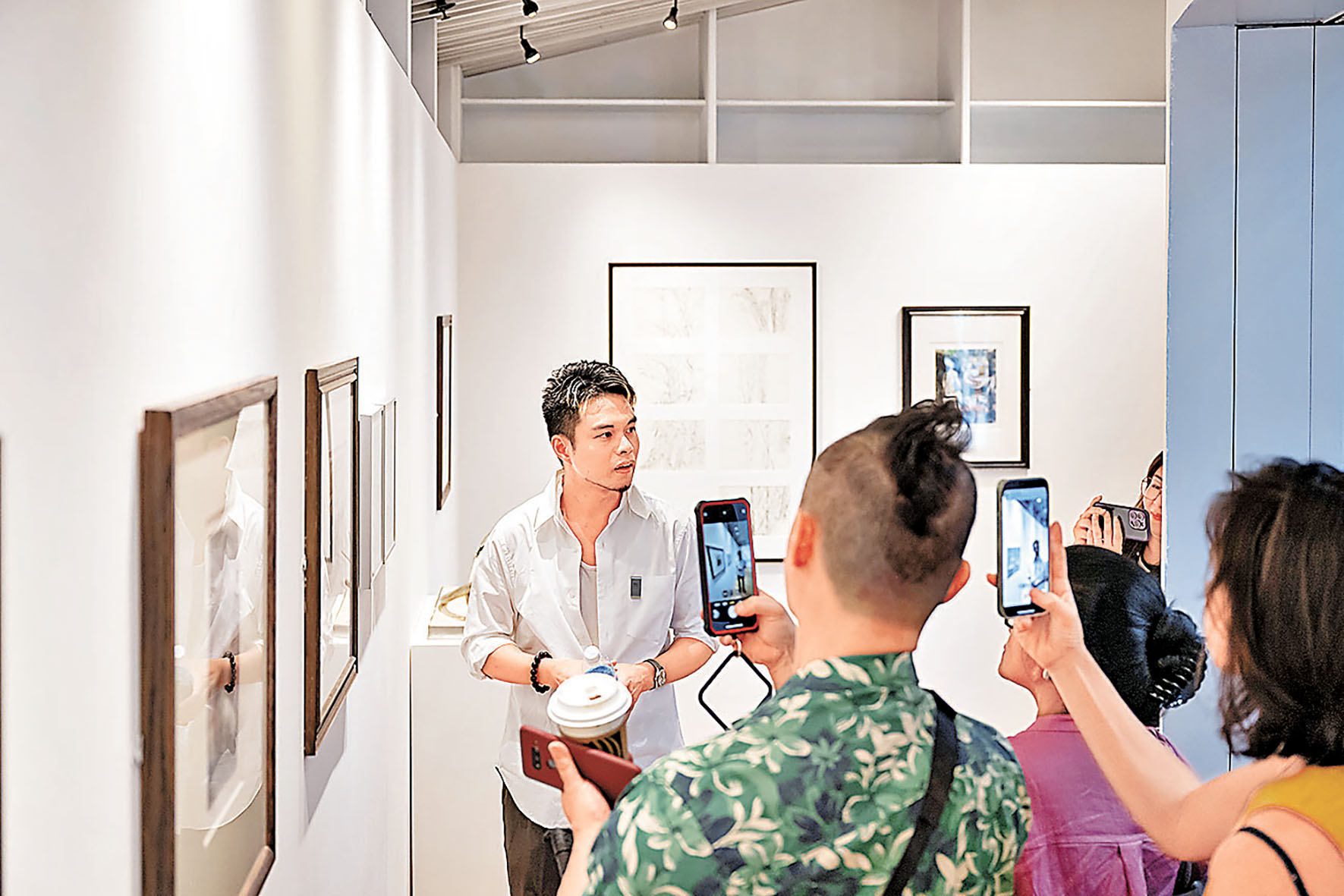 ■林志恒（白衫）介紹在場各個作品。