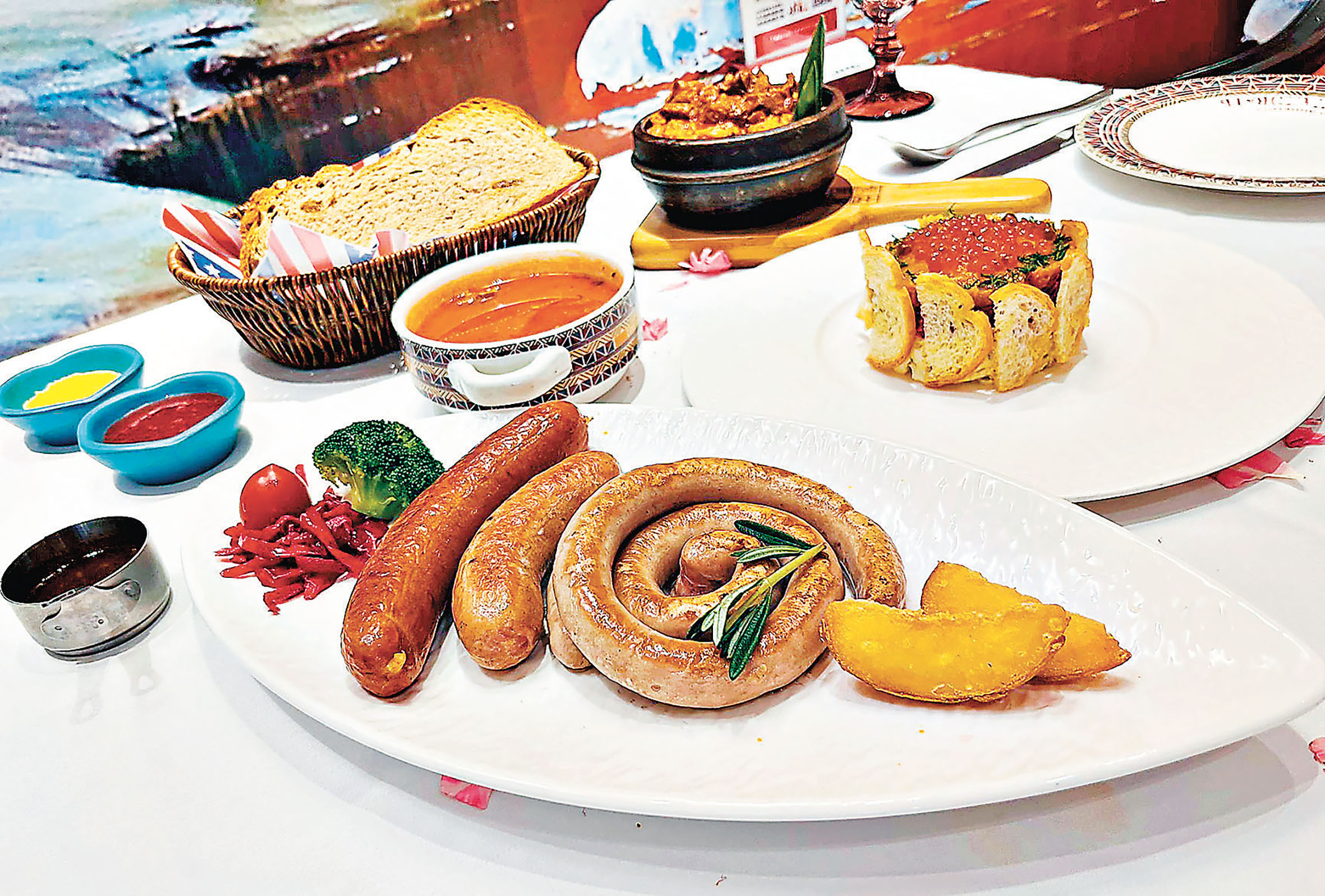 ■「莫斯科烤腸拼盤」啖啖肉，輕鬆喚醒味蕾。