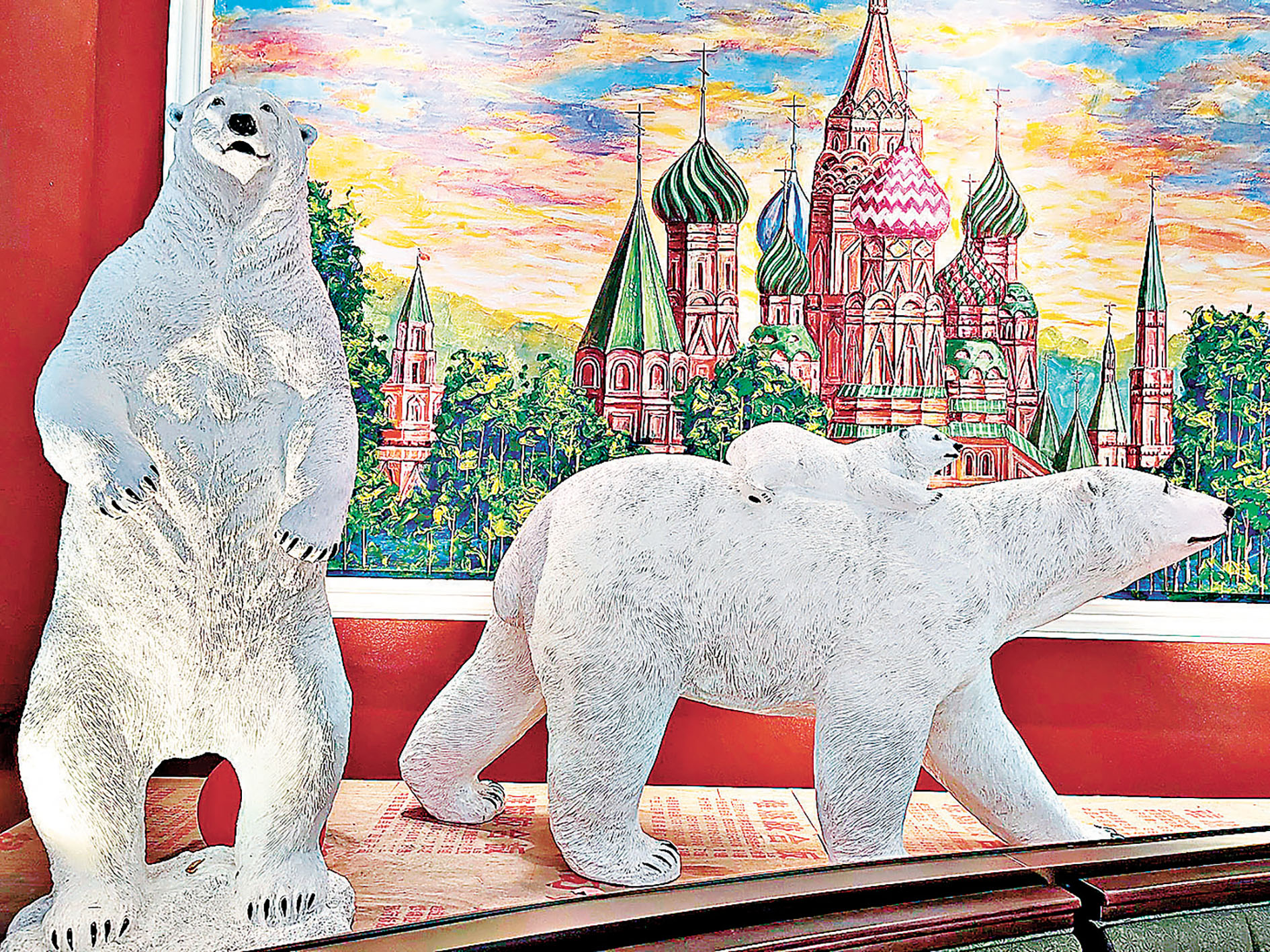 ■北極熊擺設配牆壁的洋葱頭式穹頂建築壁畫，俄式風格超強。