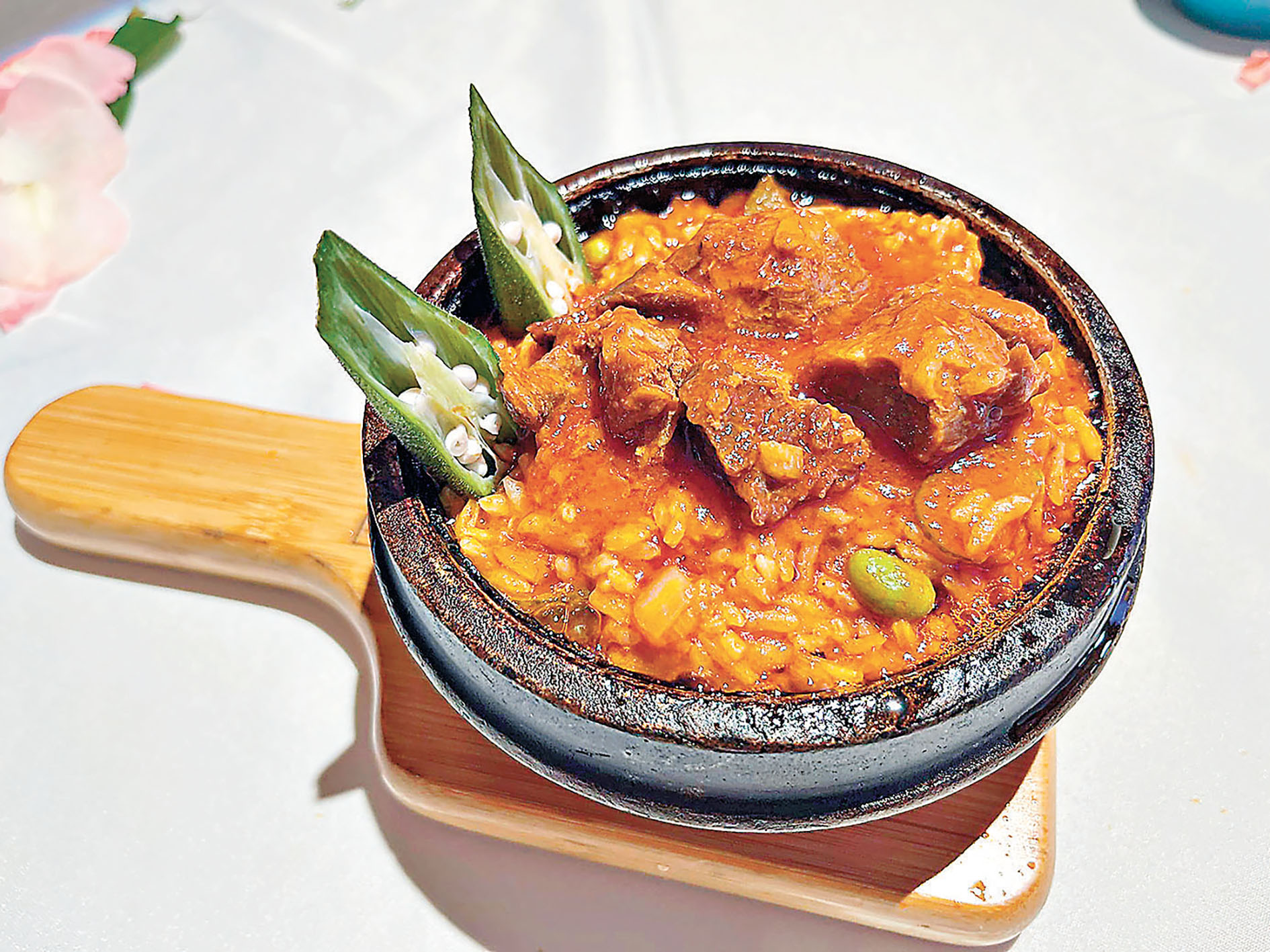 ■「紅湯牛肉燴飯」酸酸甜甜夠醒胃。