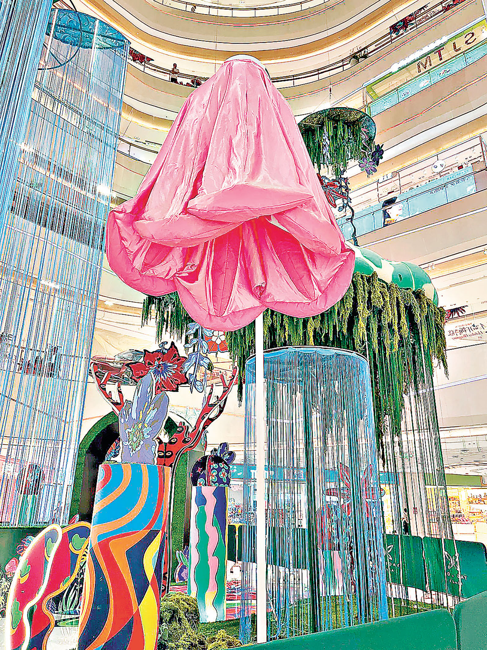 ■商場中庭的藝術裝置成功吸引人流。