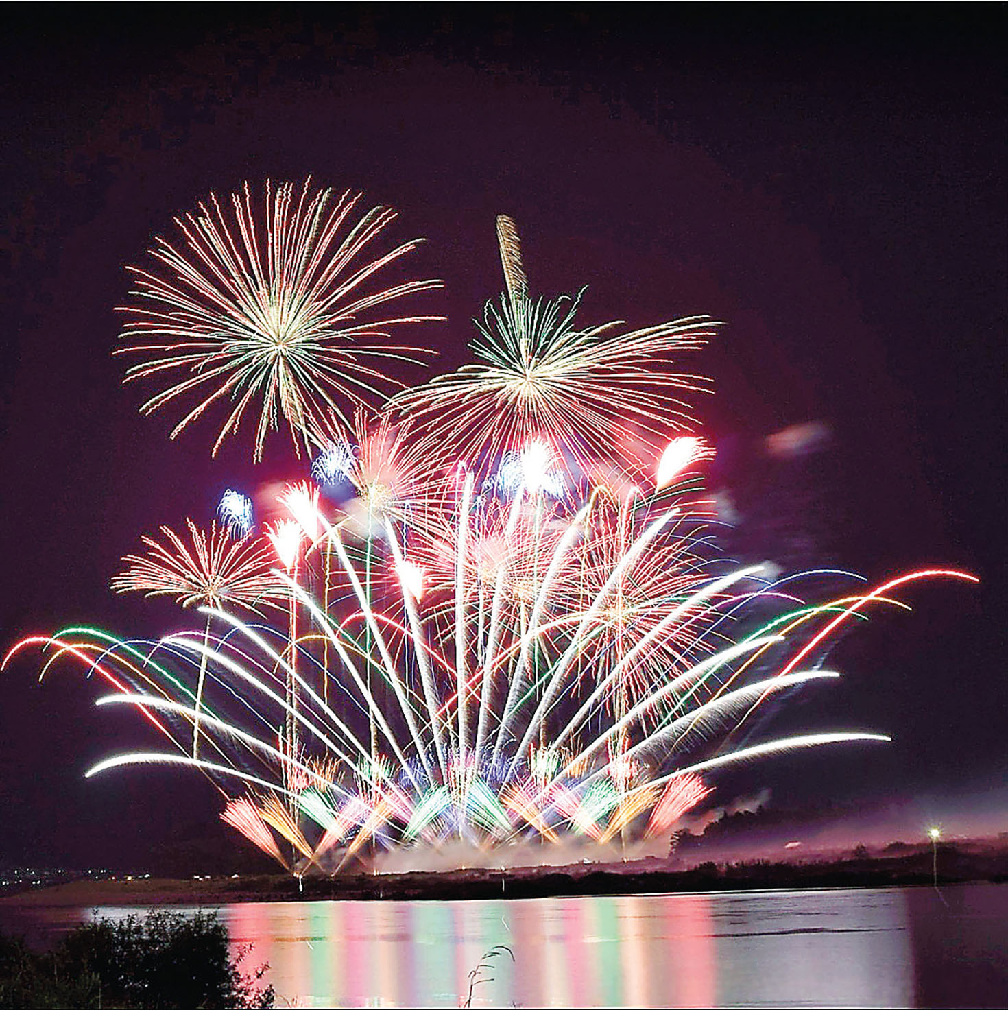 ■伊勢神宮奉納全國煙火大會燃放的煙火以節奏感著稱。