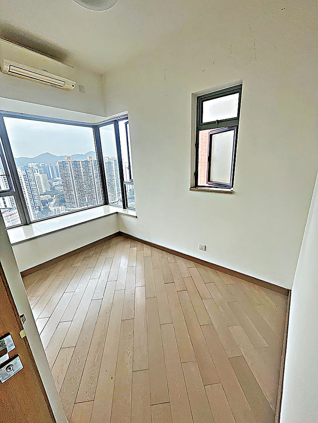 ■房間有多個窗戶，景觀開揚。