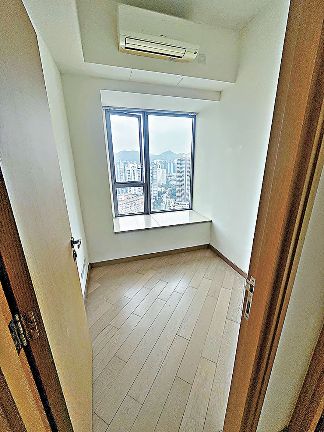 ■房間四正，設有窗台。