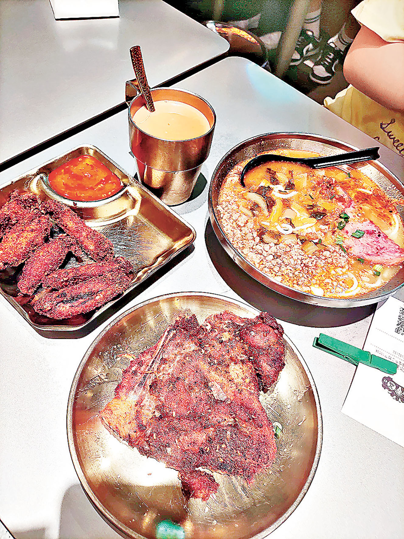 ■酸辣豬扒米線套餐和單骨雞翅。