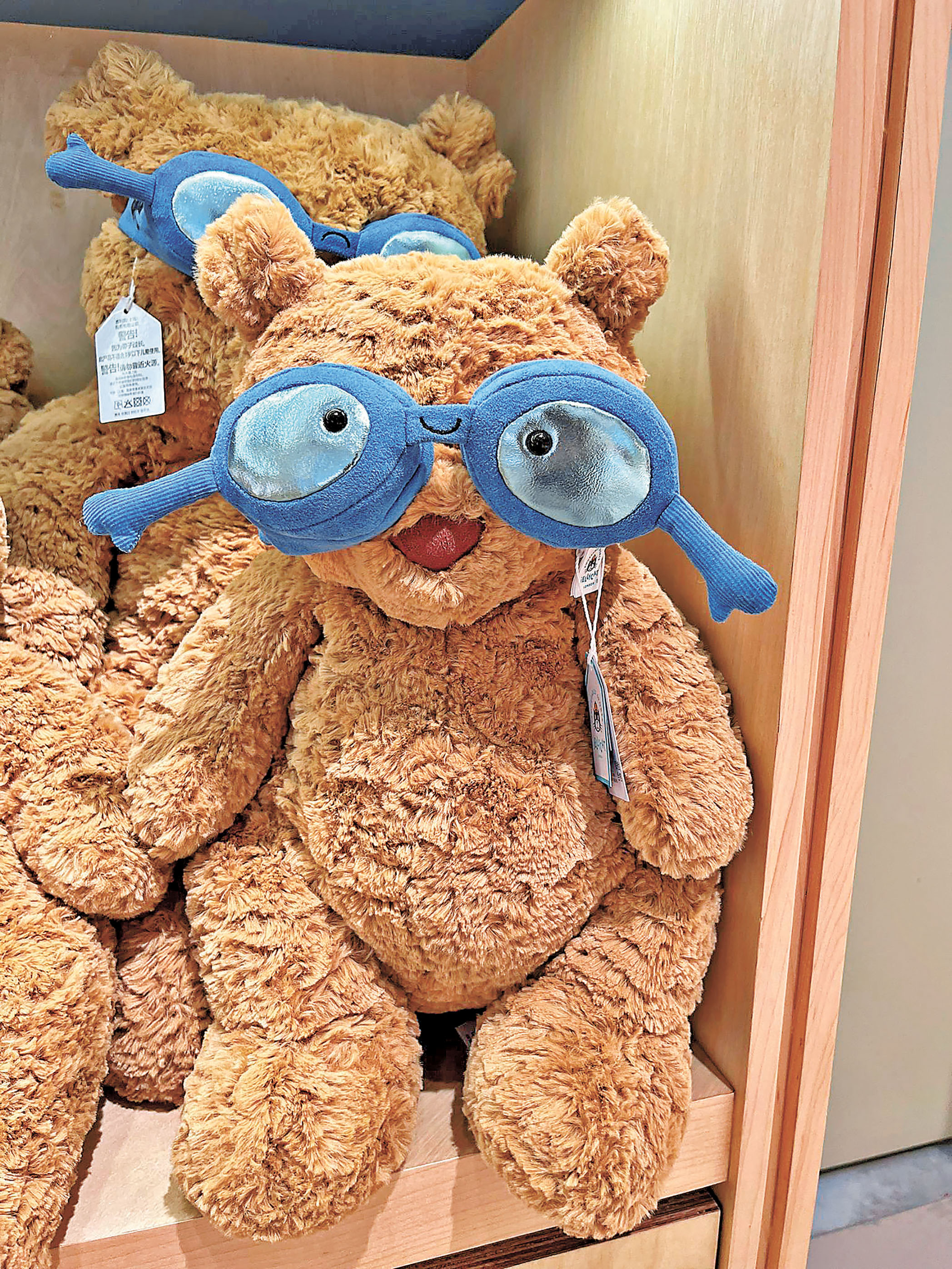 ■巴塞羅熊戴住萌爆泳鏡，毫無違和感。