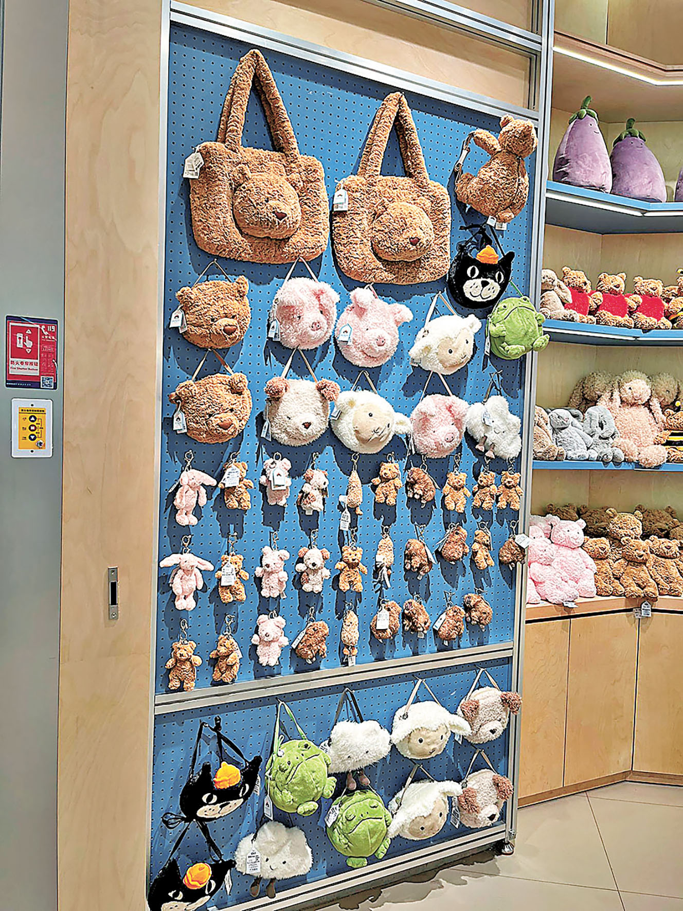 ■jELLyCAT不同款式手袋、掛件及背包任君選擇。