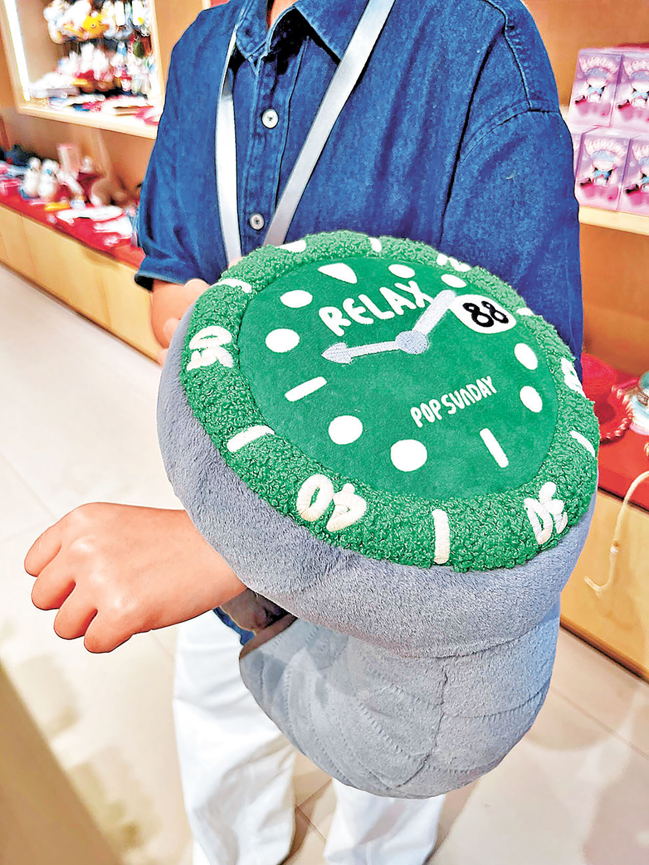 ■「綠水鬼」毛毛頸枕當手錶一樣有型。