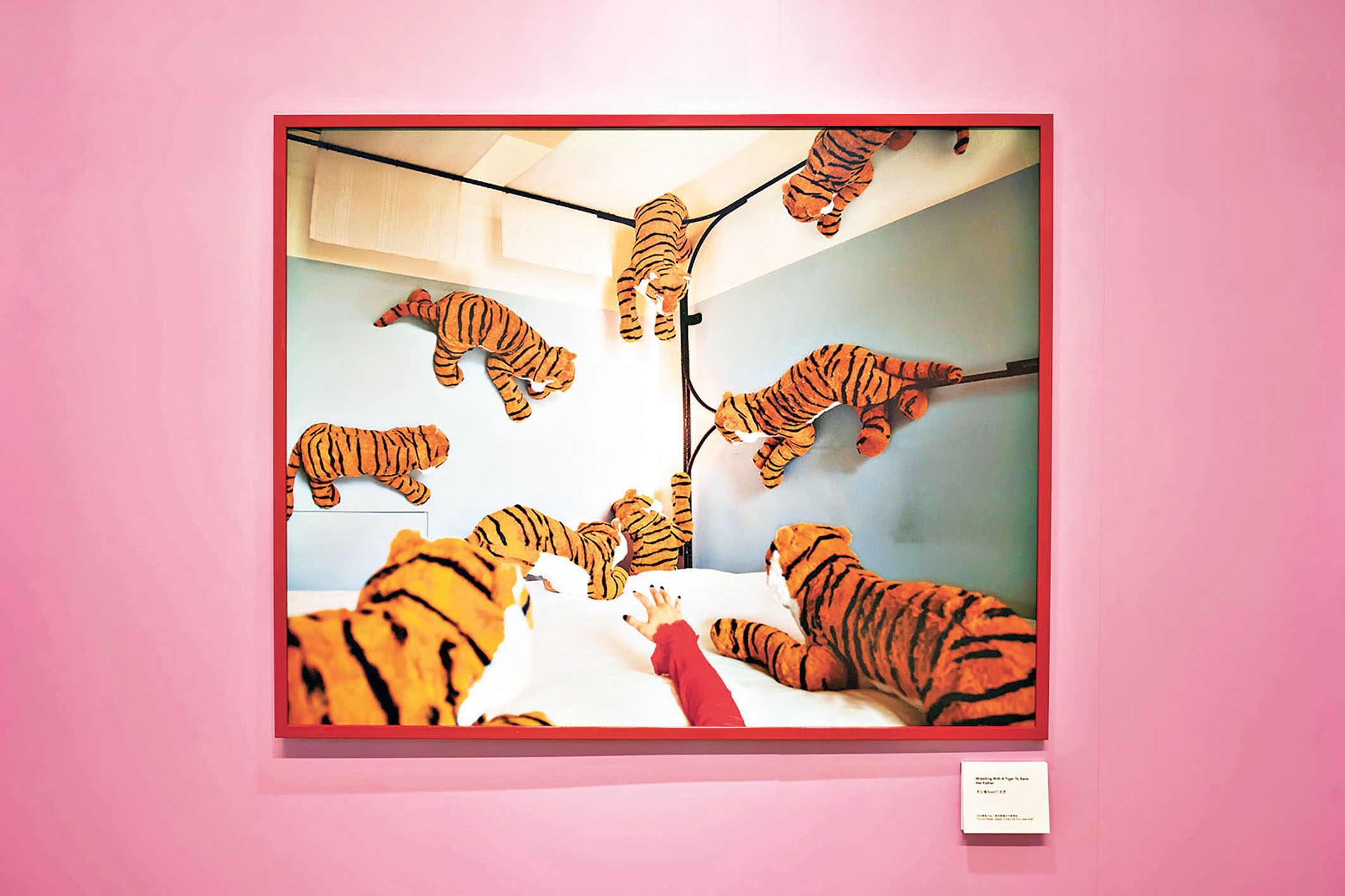 ■作品充滿黑色幽默。