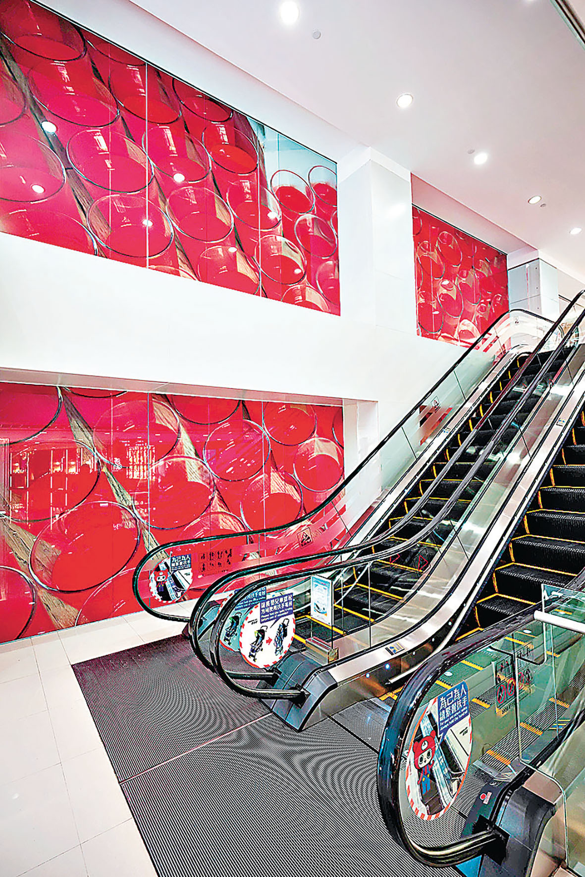 ■玻璃牆上為作品《試藥皇帝》。