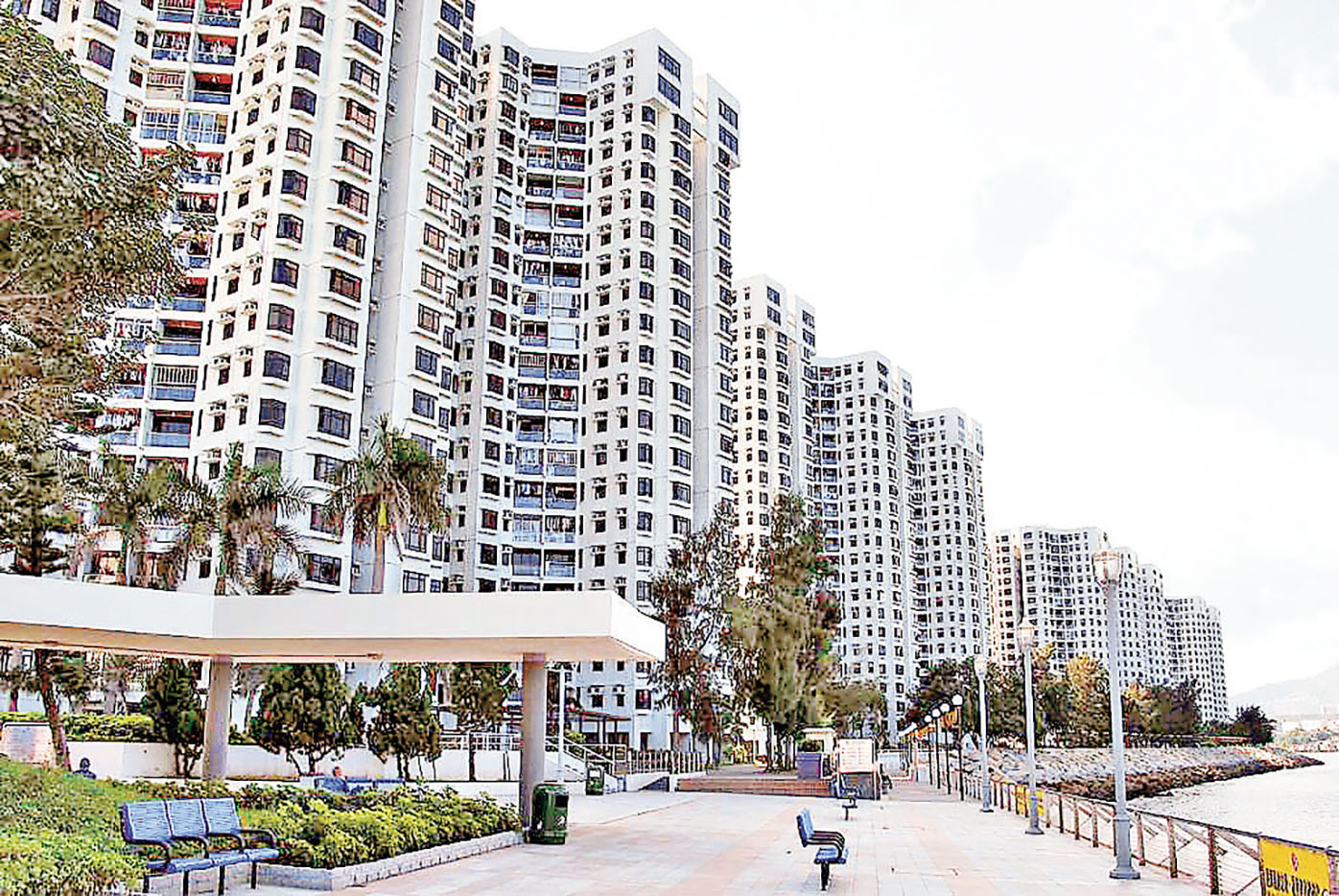 ■杏花邨建於海岸線旁，環境清幽。  資料圖片