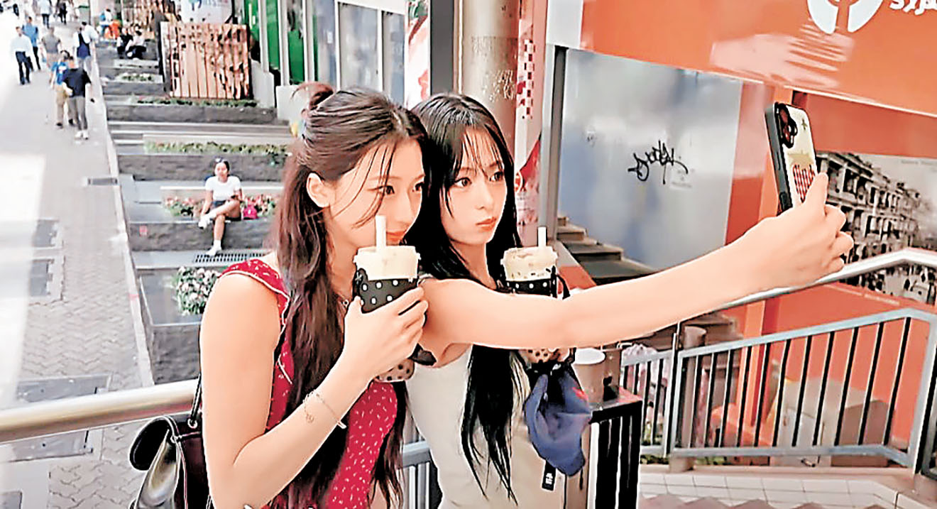 ■買到奶茶之後開心Selfie。