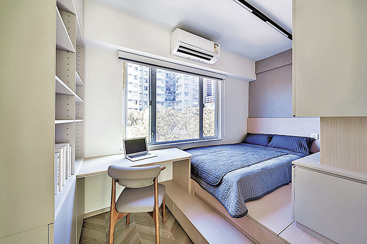 ■房間地台床、書櫃和收納櫃大增收納空間。