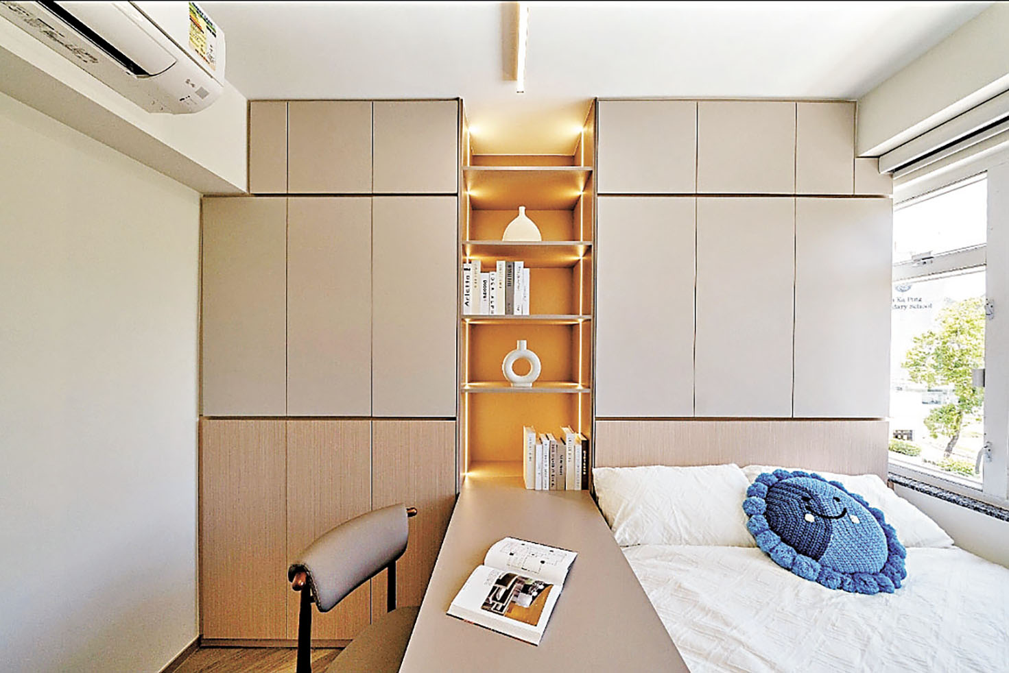 ■房間衣櫃中央為開放式疊層裝飾櫃。