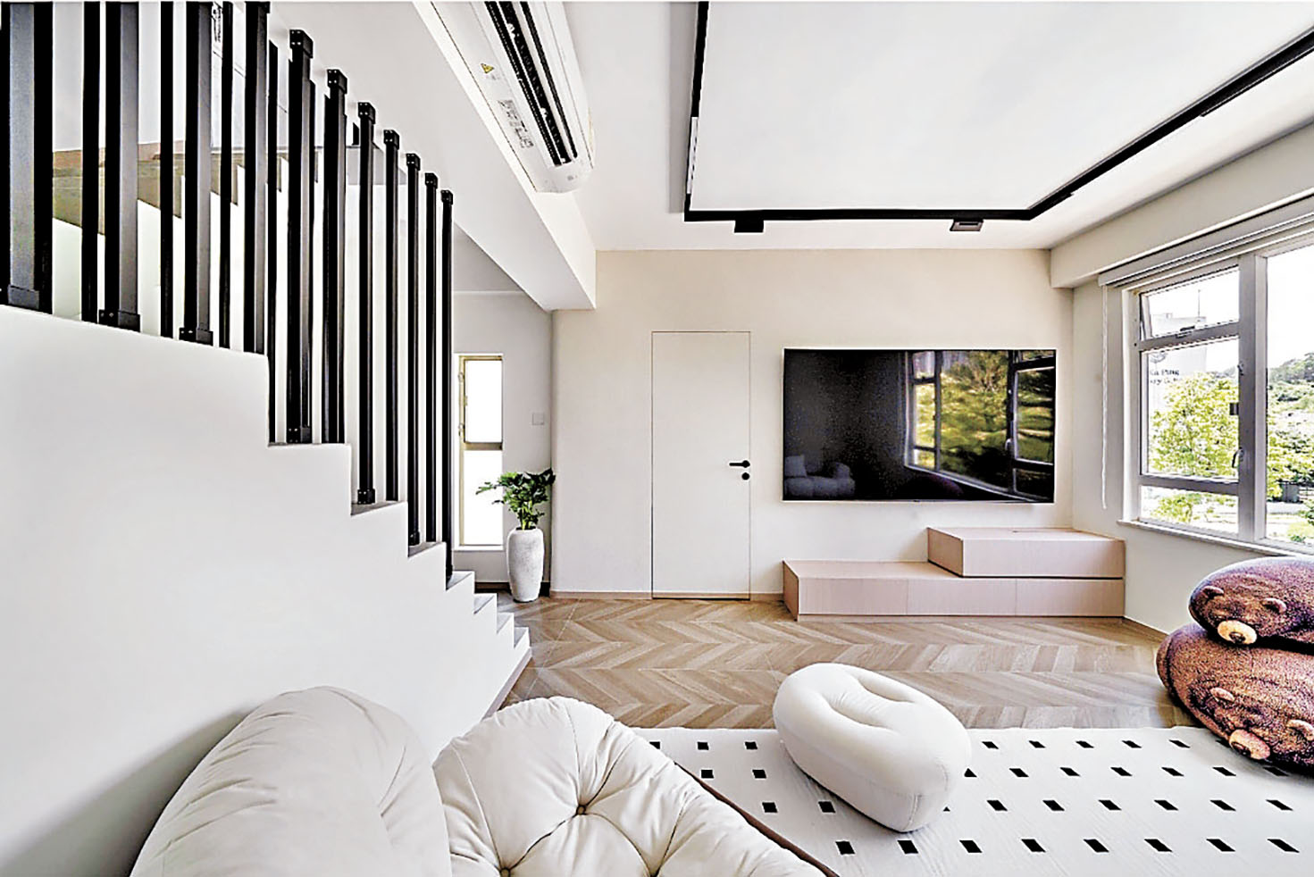 ■客廳淺木色主調。