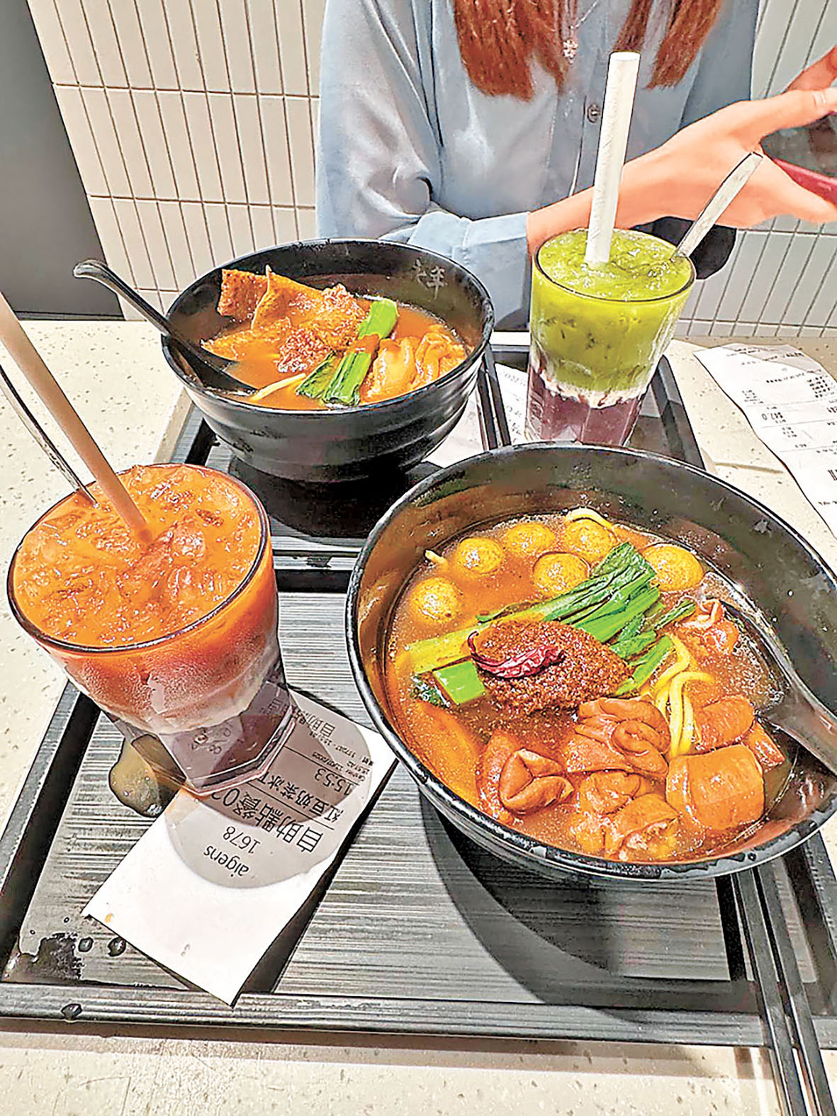 ■湯汁濃郁的「雙餸麵」。