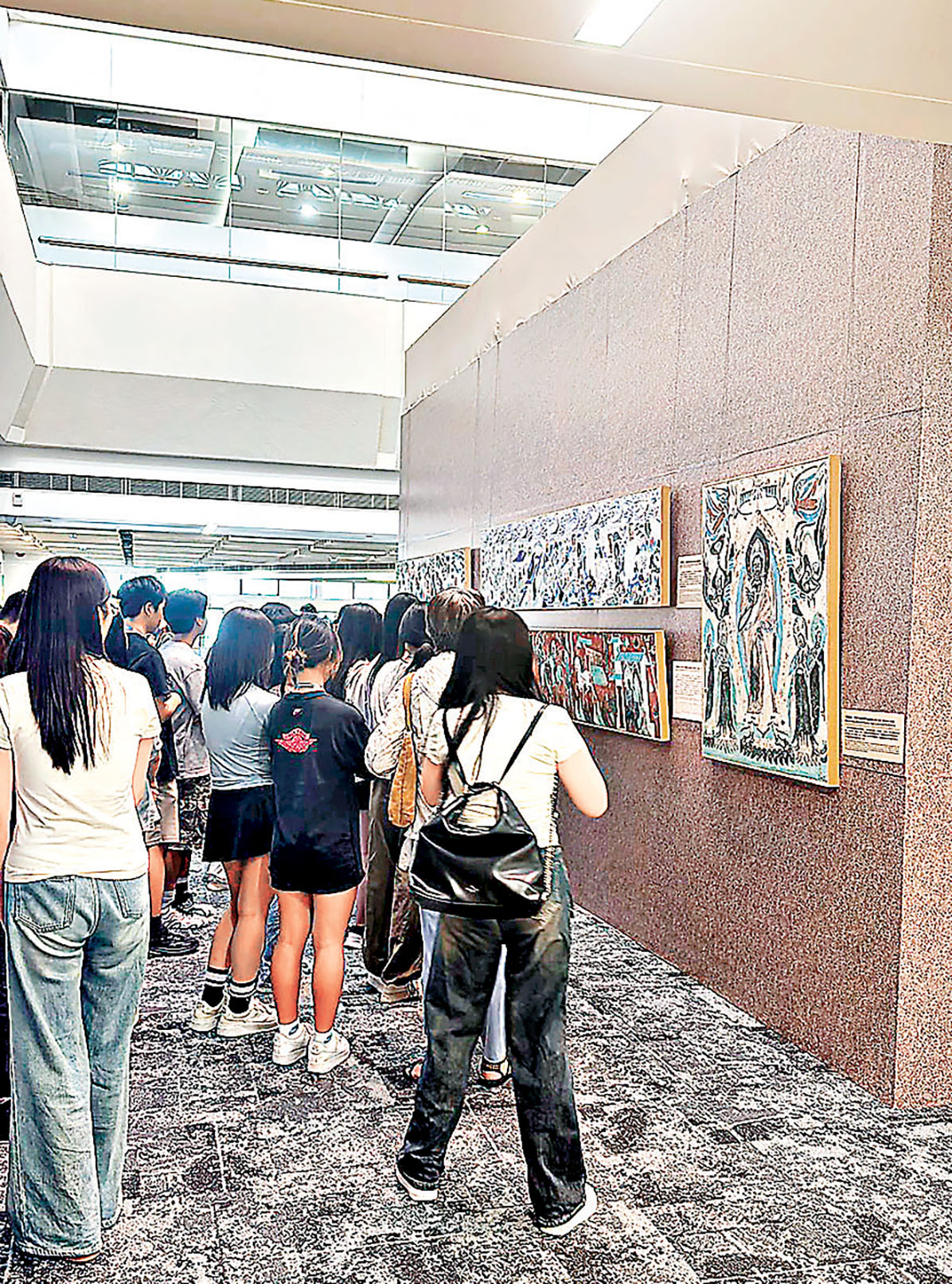 ■「夢幻敦煌:重現敦煌大美之境」正於港大圖書館展出,吸引不少市民於炎炎夏日中前來觀看。
