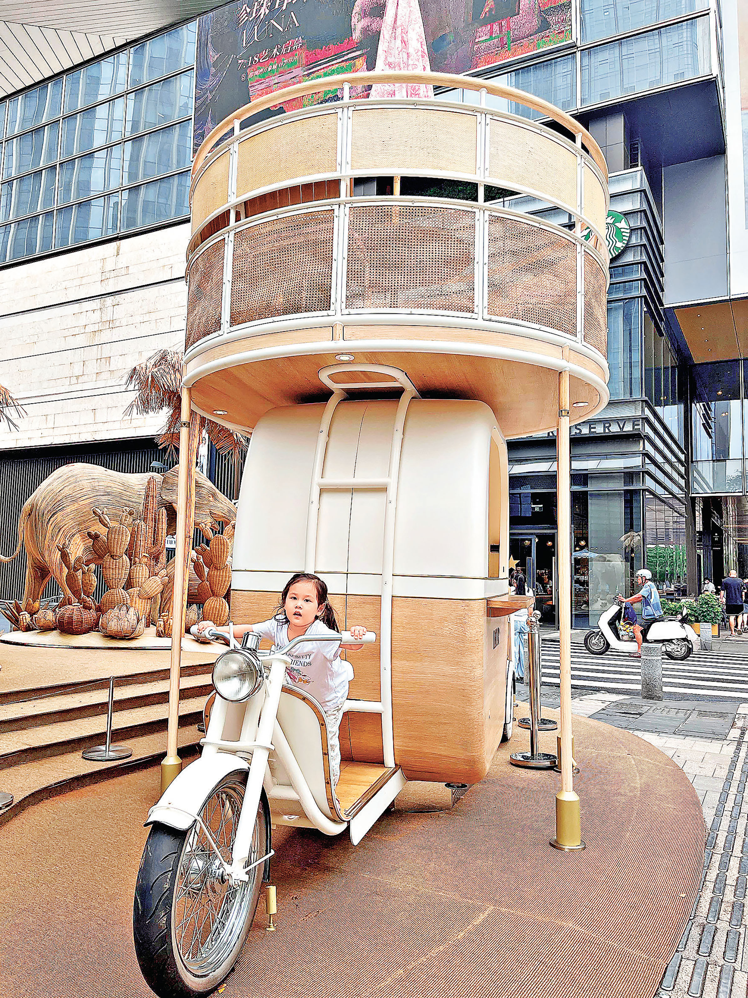 ■小妹妹化身咖啡車女車神，玩到唔願走。