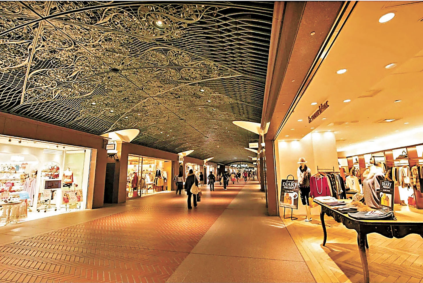 ■天神地下商店街全長600米。