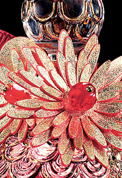 ■瓶身點綴着紅色和金色的紙藝心形和花朵。