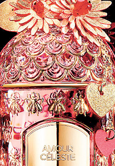 ■Lucie Touré手工製作雅致的瓶身領飾。