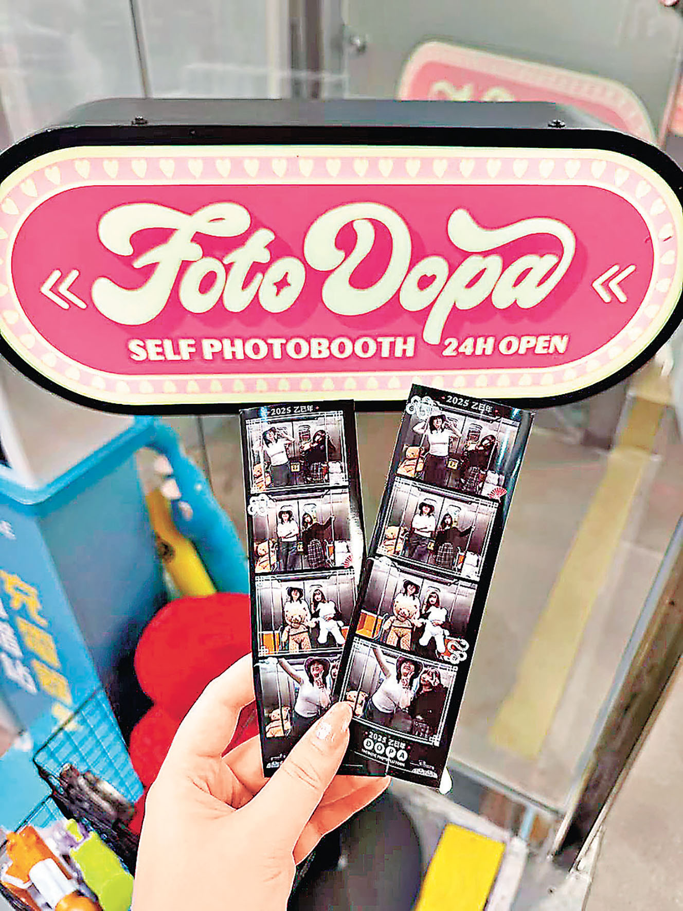 ■在FotoDopa店內拍攝的港鐵風格全身照。