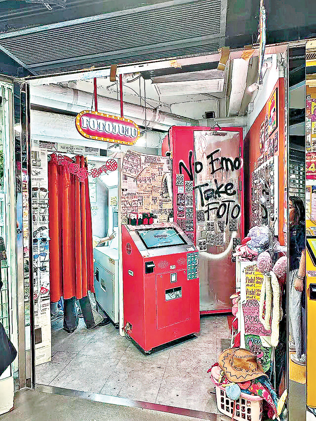 ■Fotojuju店內深紅色調的復古裝修。