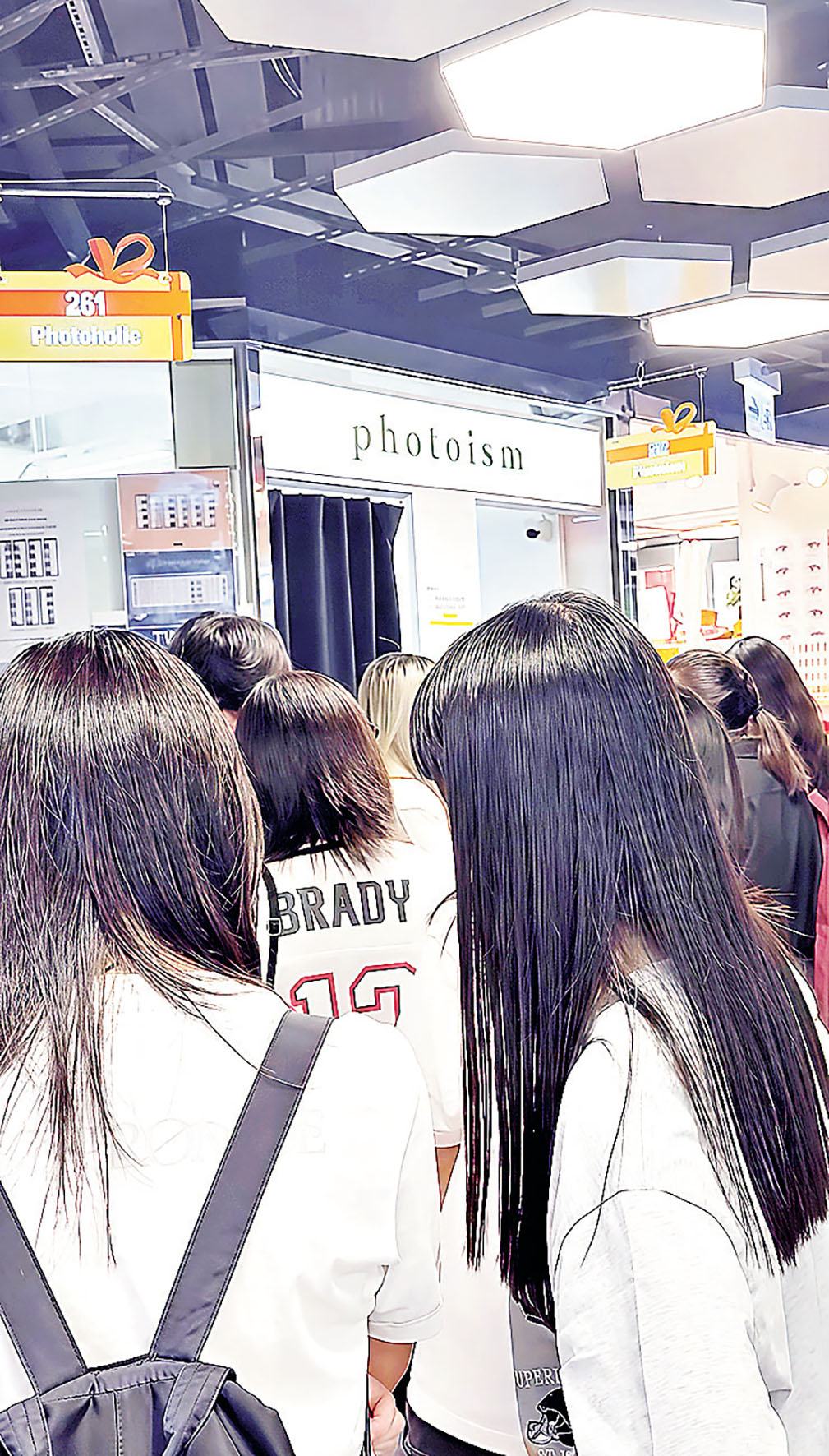 ■Photoism店門口排起長隊。