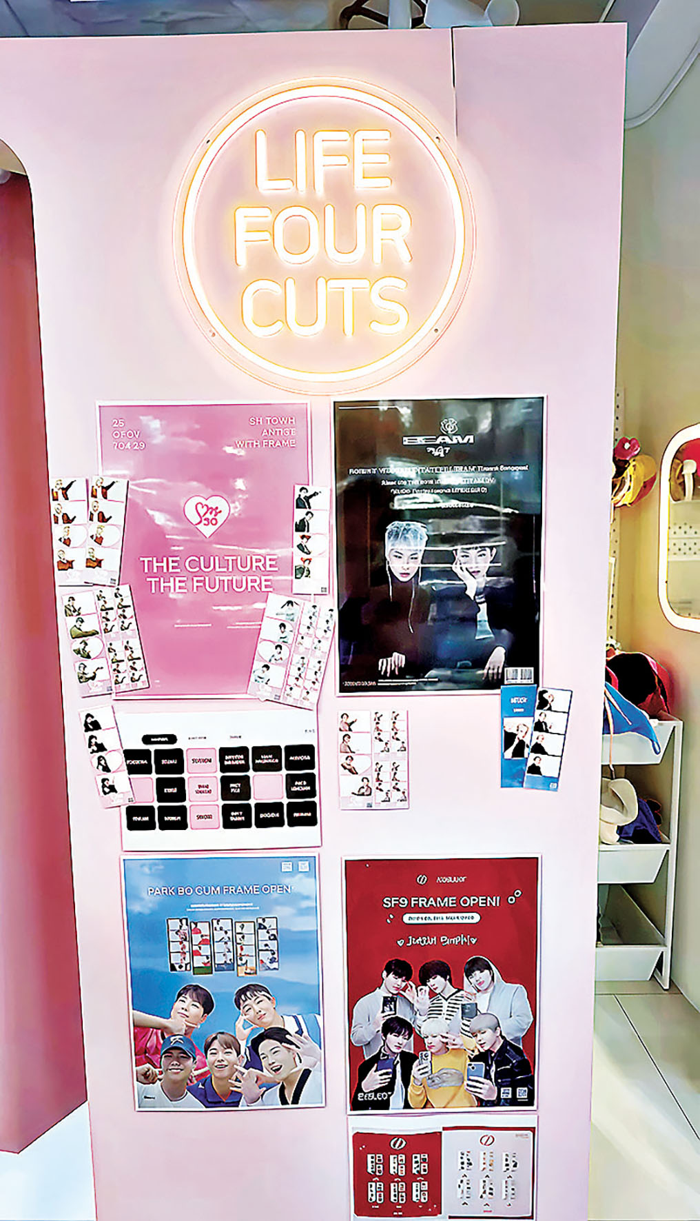 ■Life4Cuts自拍機外貼滿明星的海報。
