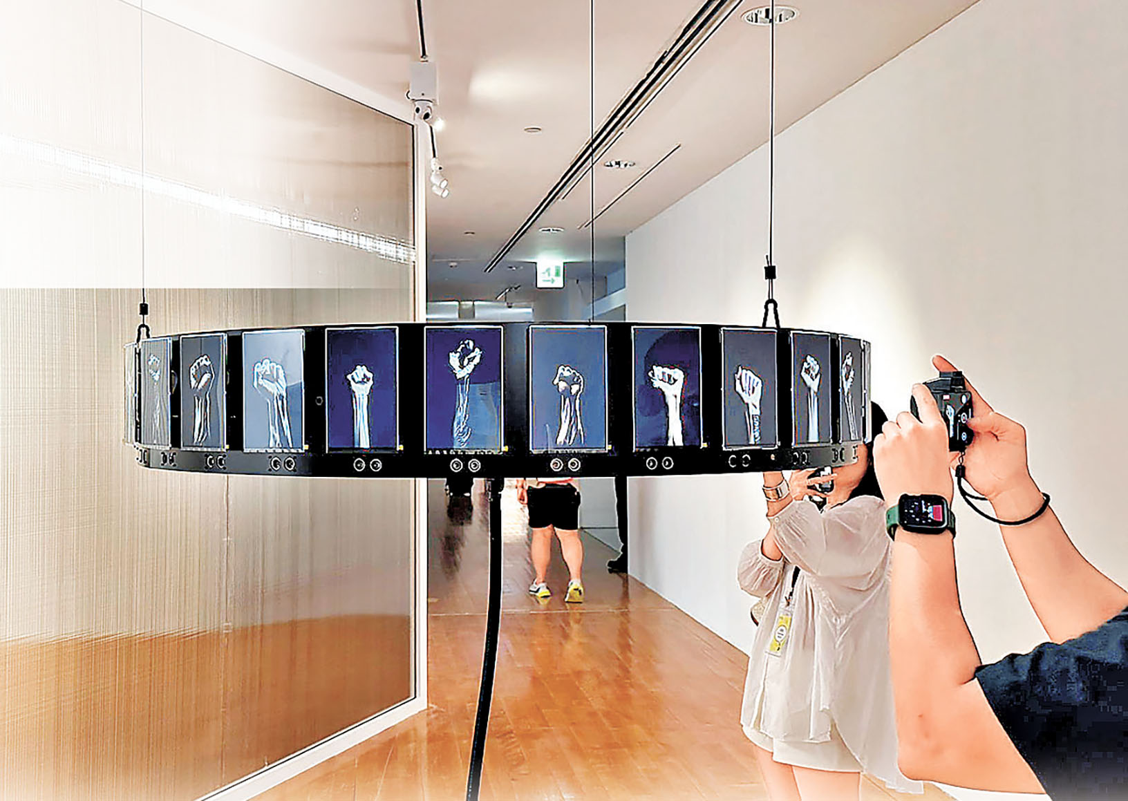 ■觀眾記錄下自己喜歡的展品。