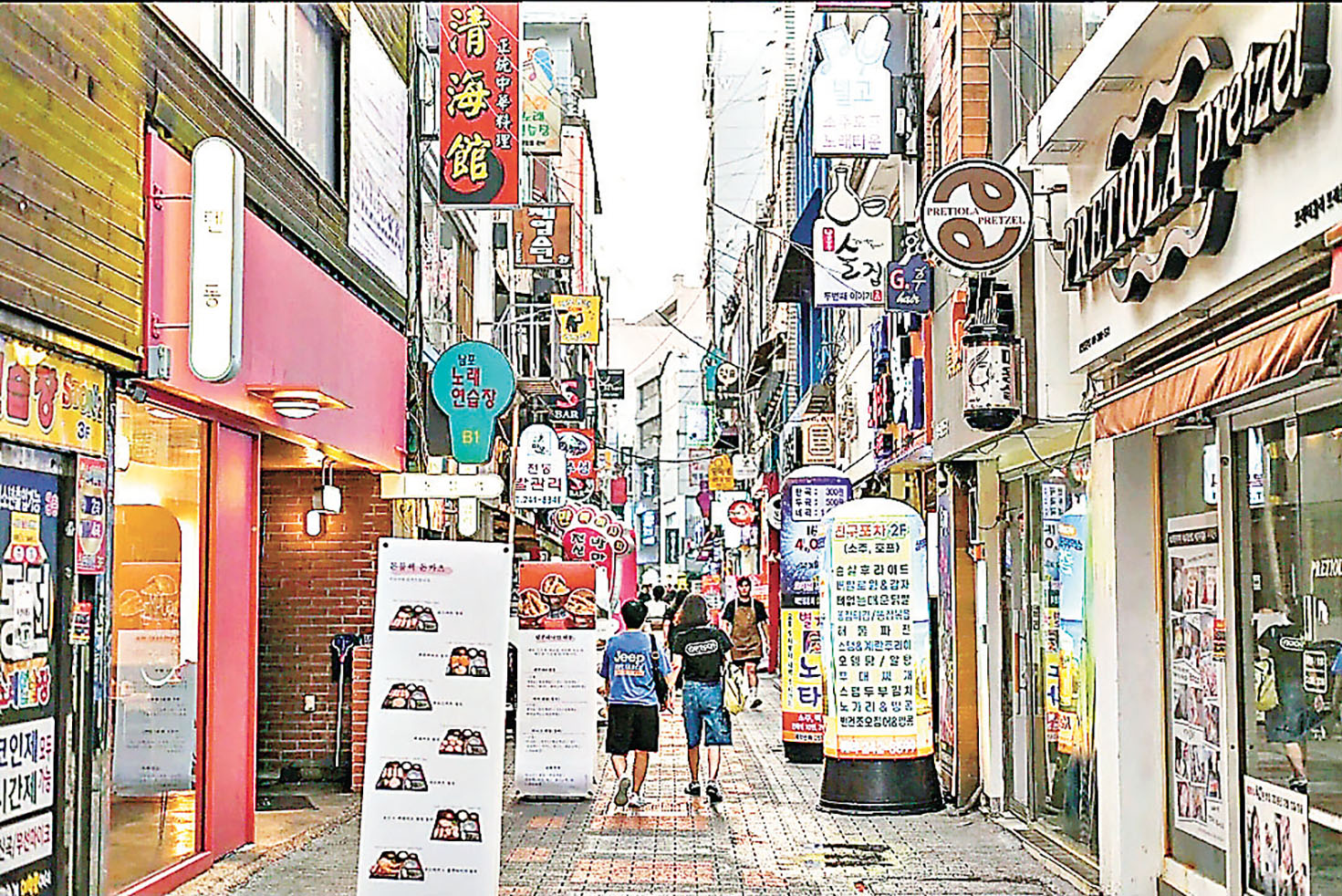 ■光復路時裝街各式商店林立。