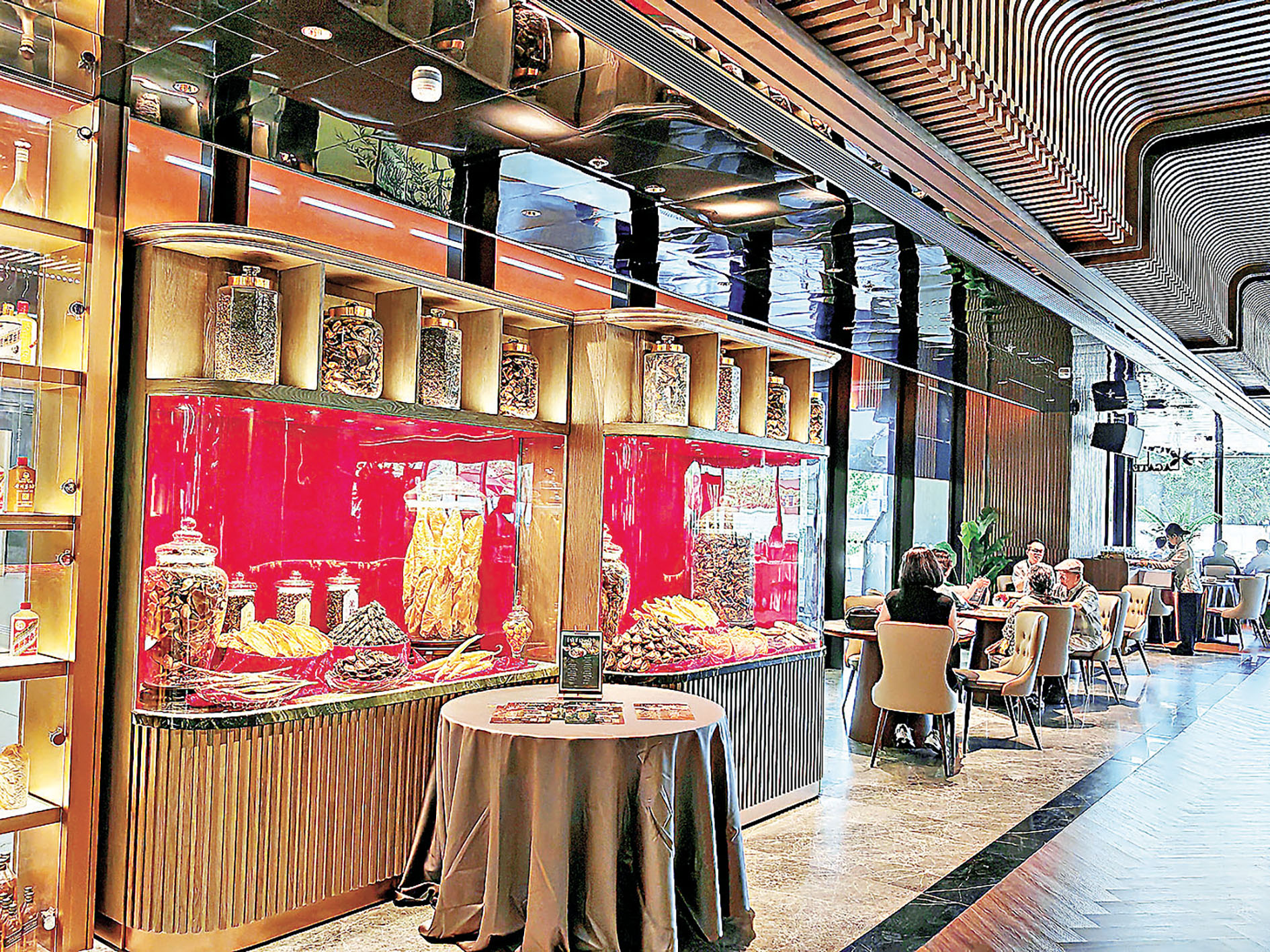 ■「璞」的近門口處放置大型貴重食材展覽櫃。