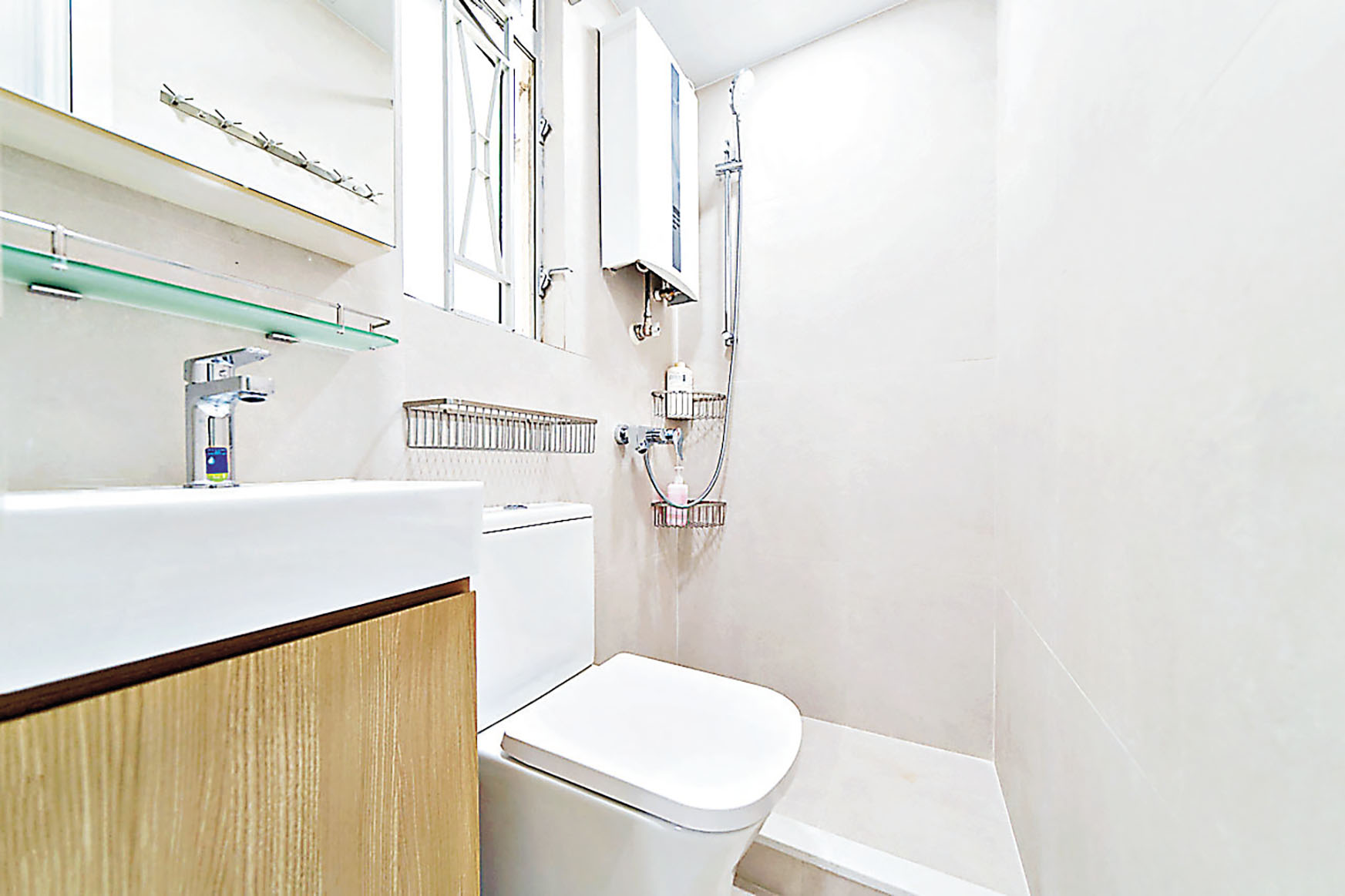 ■淺白色的廁所和淋浴間。