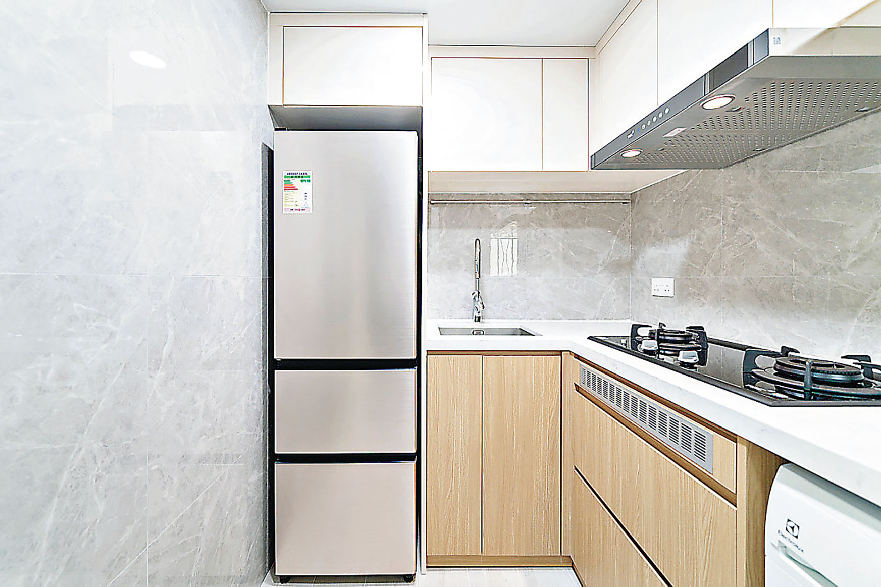 ■廚房採用雲石牆，擴闊空間感。