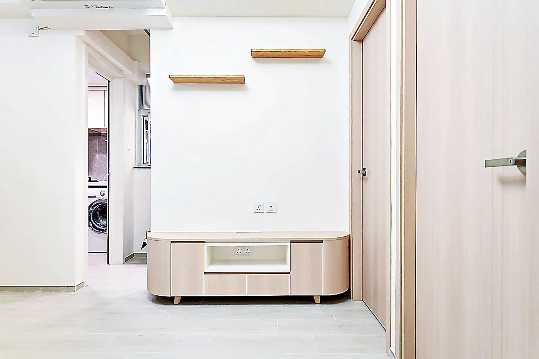 ■電視牆特設上層架，可擺放裝飾品。