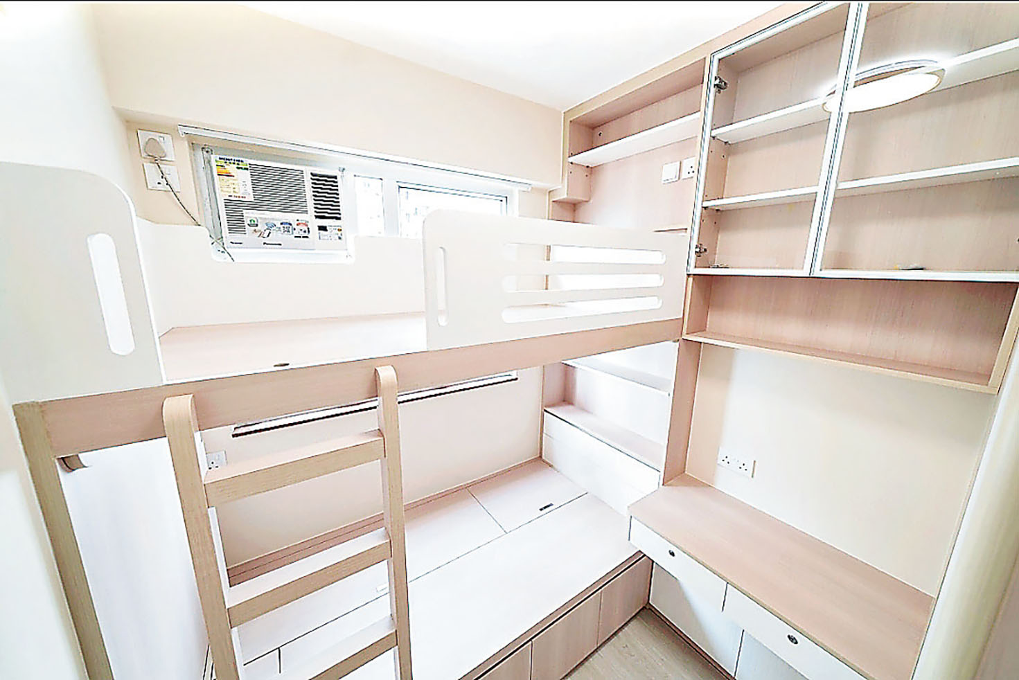 ■度身訂造的碌架床及相連書枱組合。