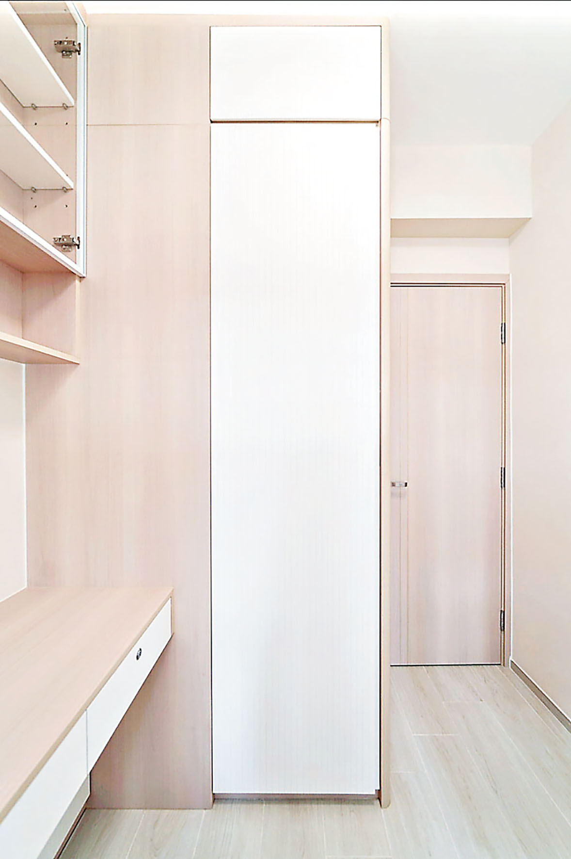 ■白色衣櫃配搭淺木色系書架和書桌。