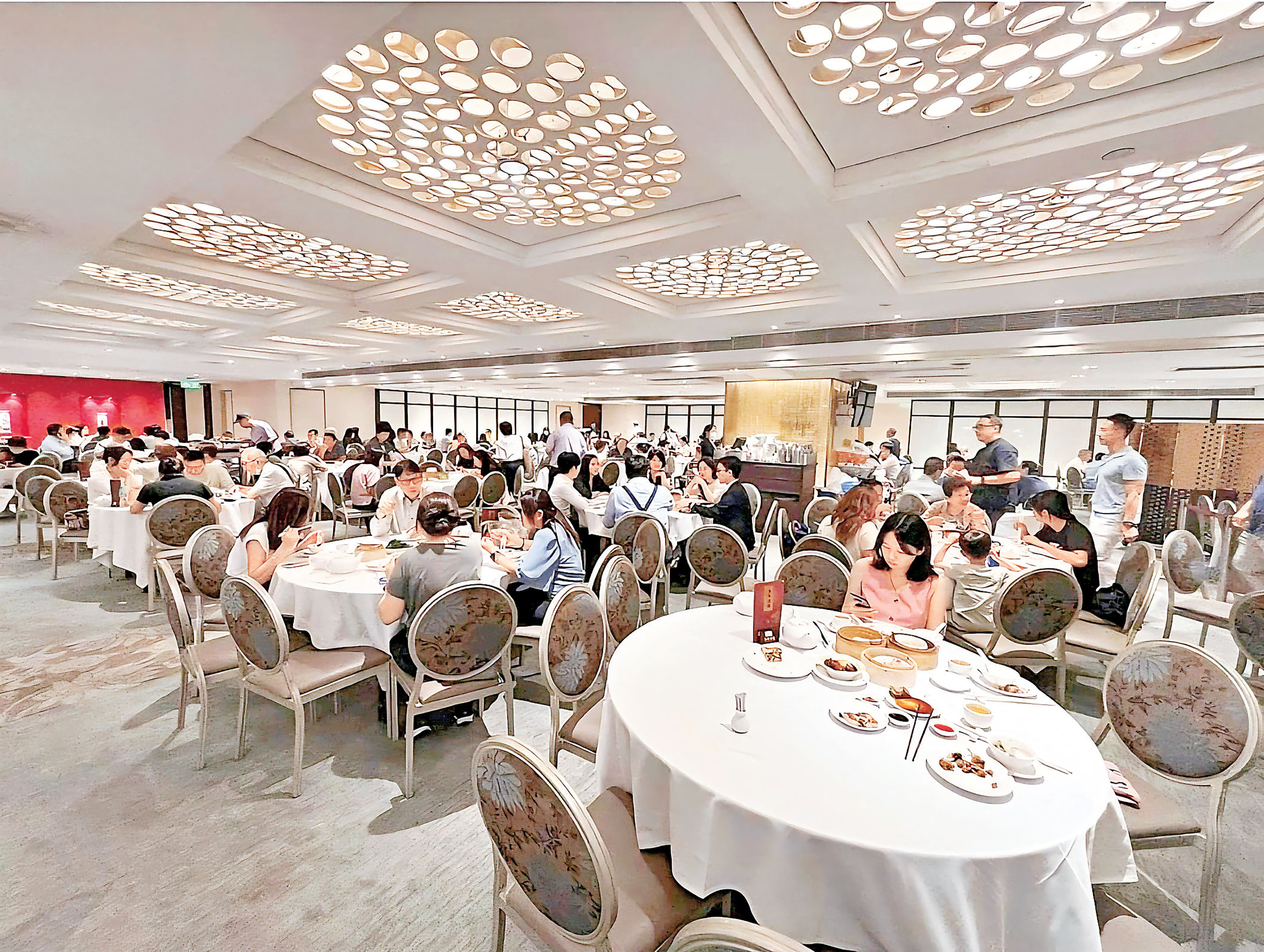 ■酒樓7月1日推七一折慶回歸優惠，客似雲來。