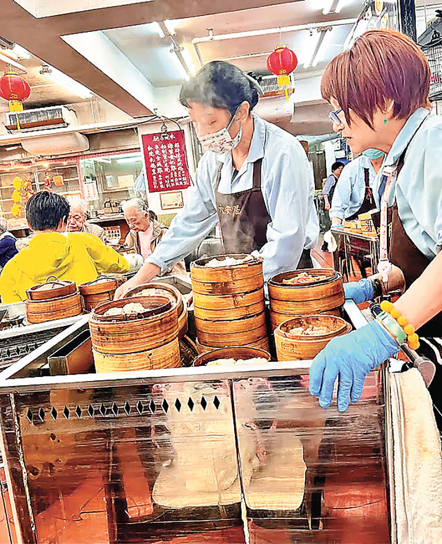 ■六安居堅持手推點心車的舊式茶樓風情。