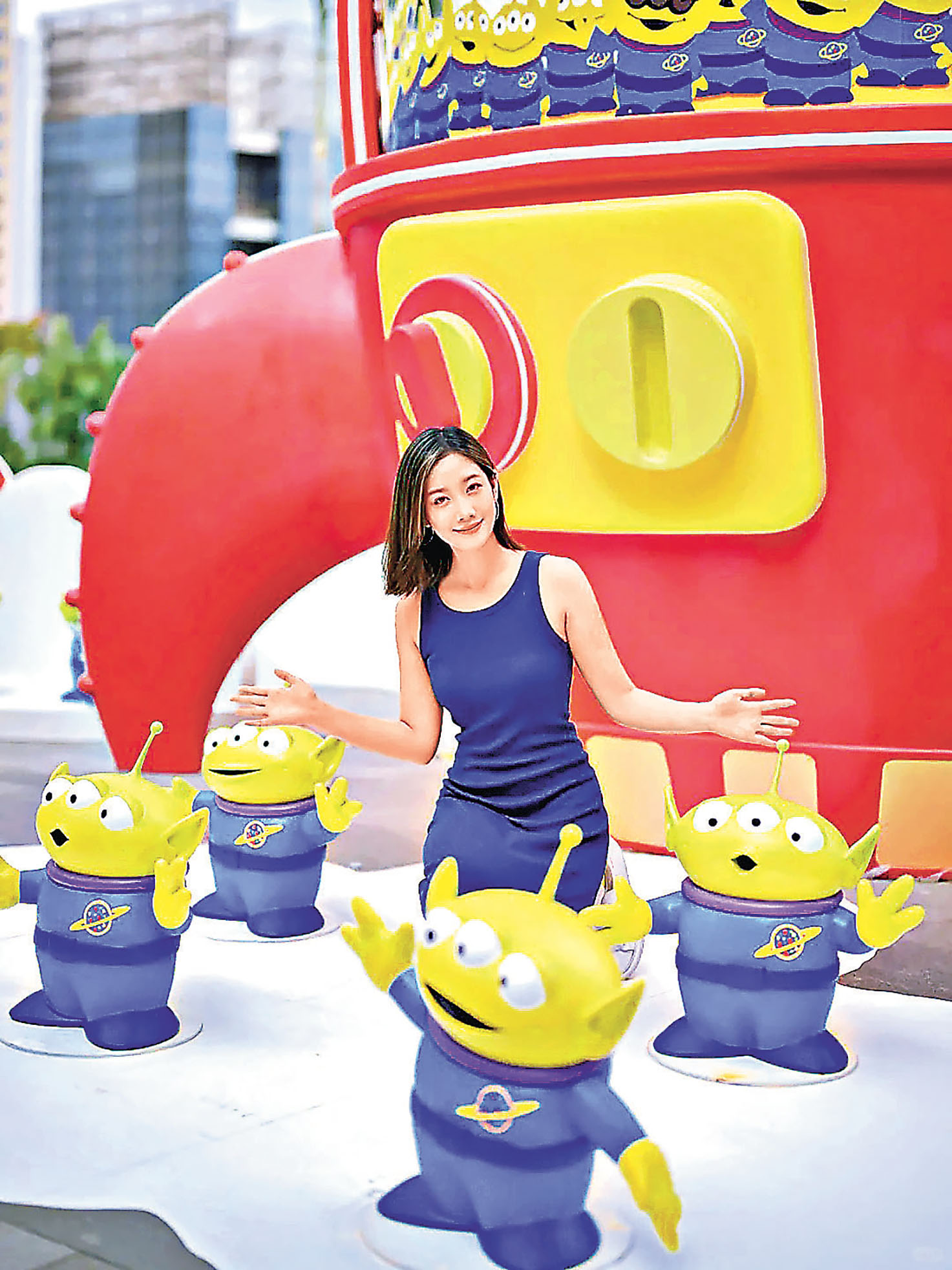 ■穿上藍色連身裙的美少女混入三眼仔軍團亳無違和感。