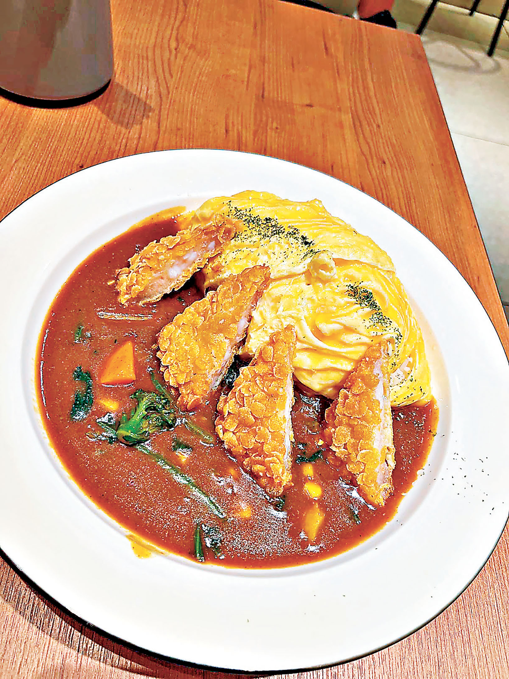 ■炸蝦排咖喱蛋包飯賣相精緻，咖喱微甜不算辛辣。