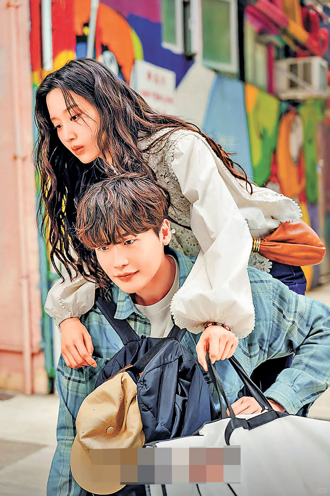 ■背起崴腳的文佳煐。