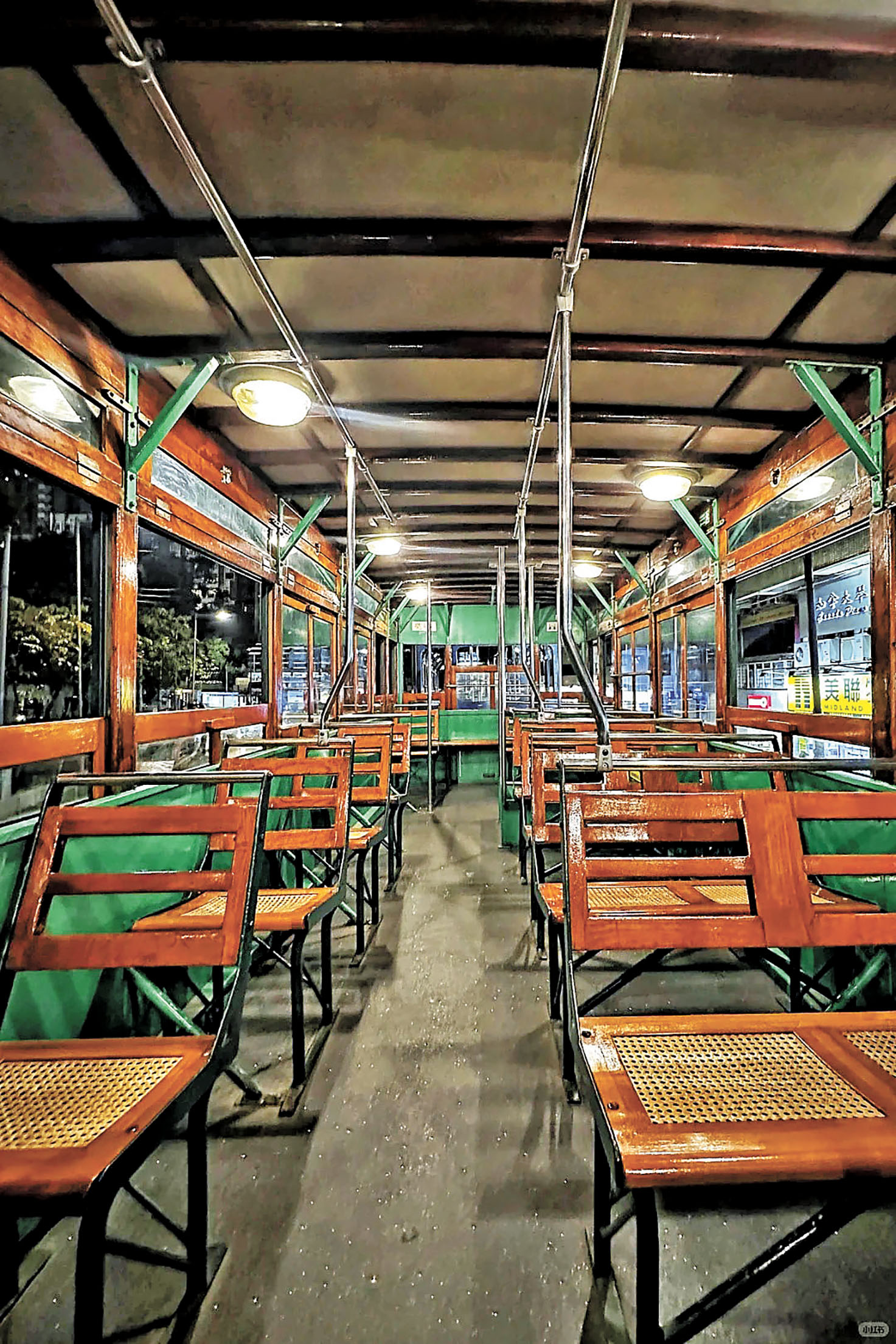 ■120號電車上的復古藤椅。