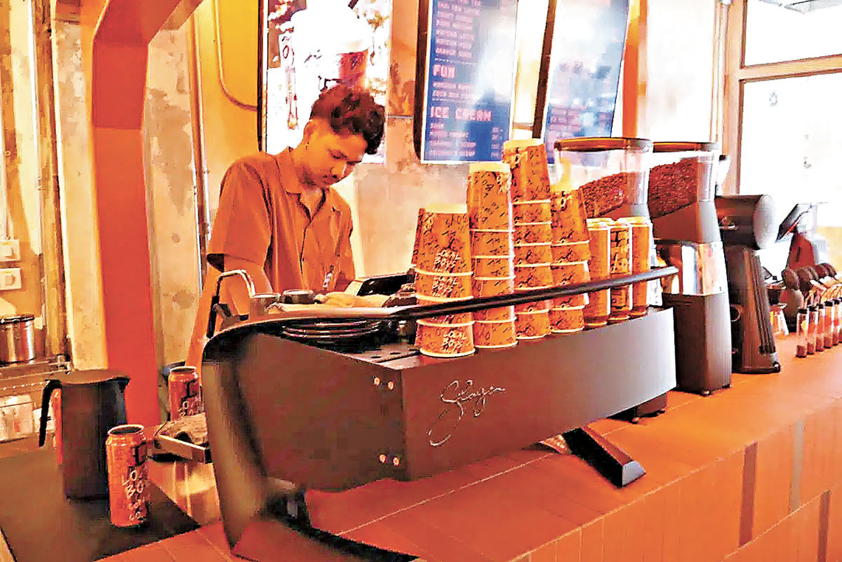 ■文青咖啡店走工業風。