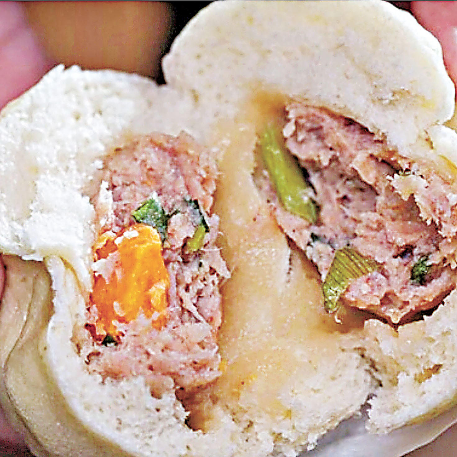 ■古籠包的豬肉餡料非常鬆軟綿密。