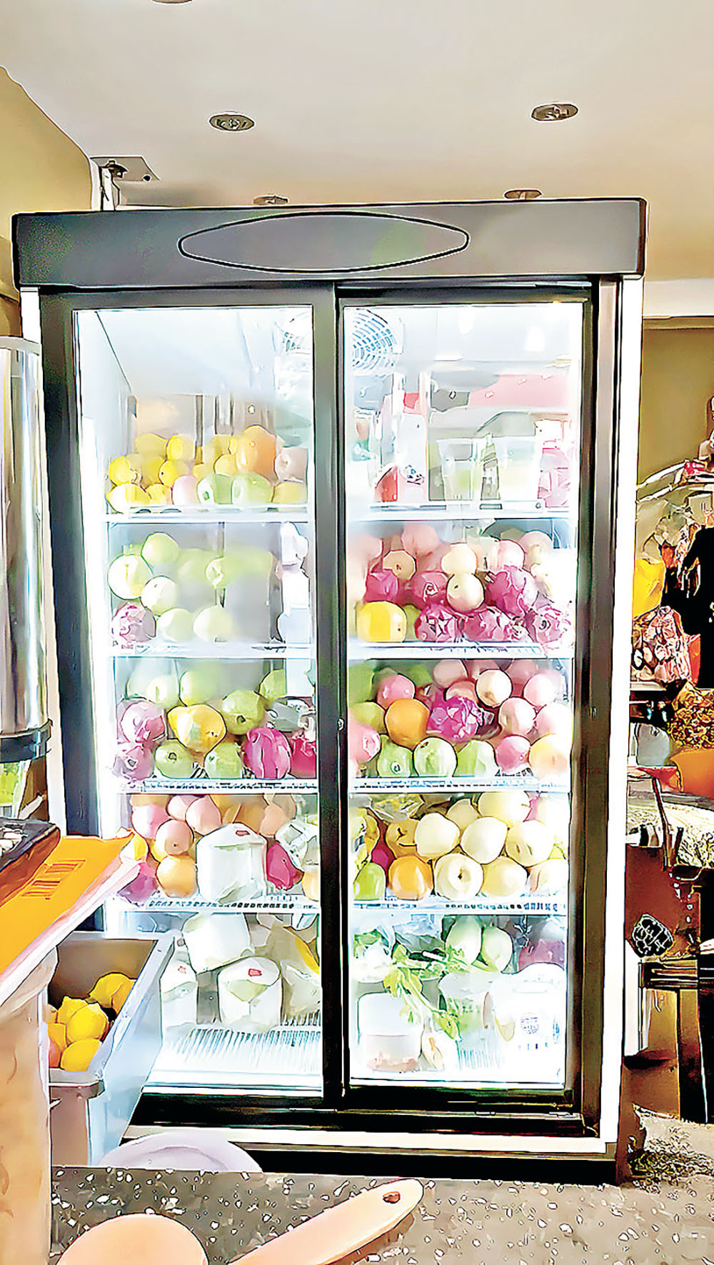 ■保鮮櫃裏琳琅滿目的新鮮水果。